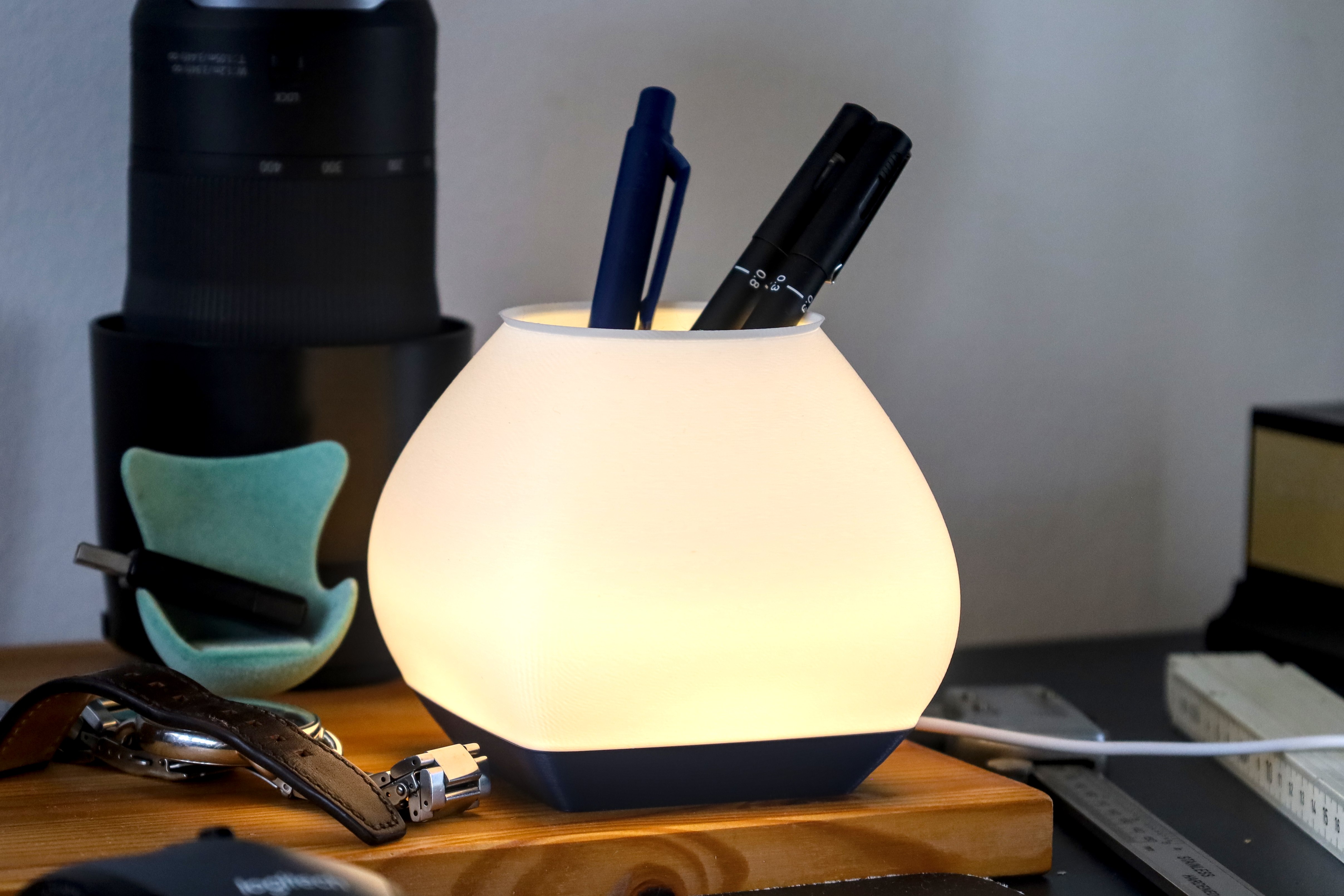 Desktop pen holder lamp
