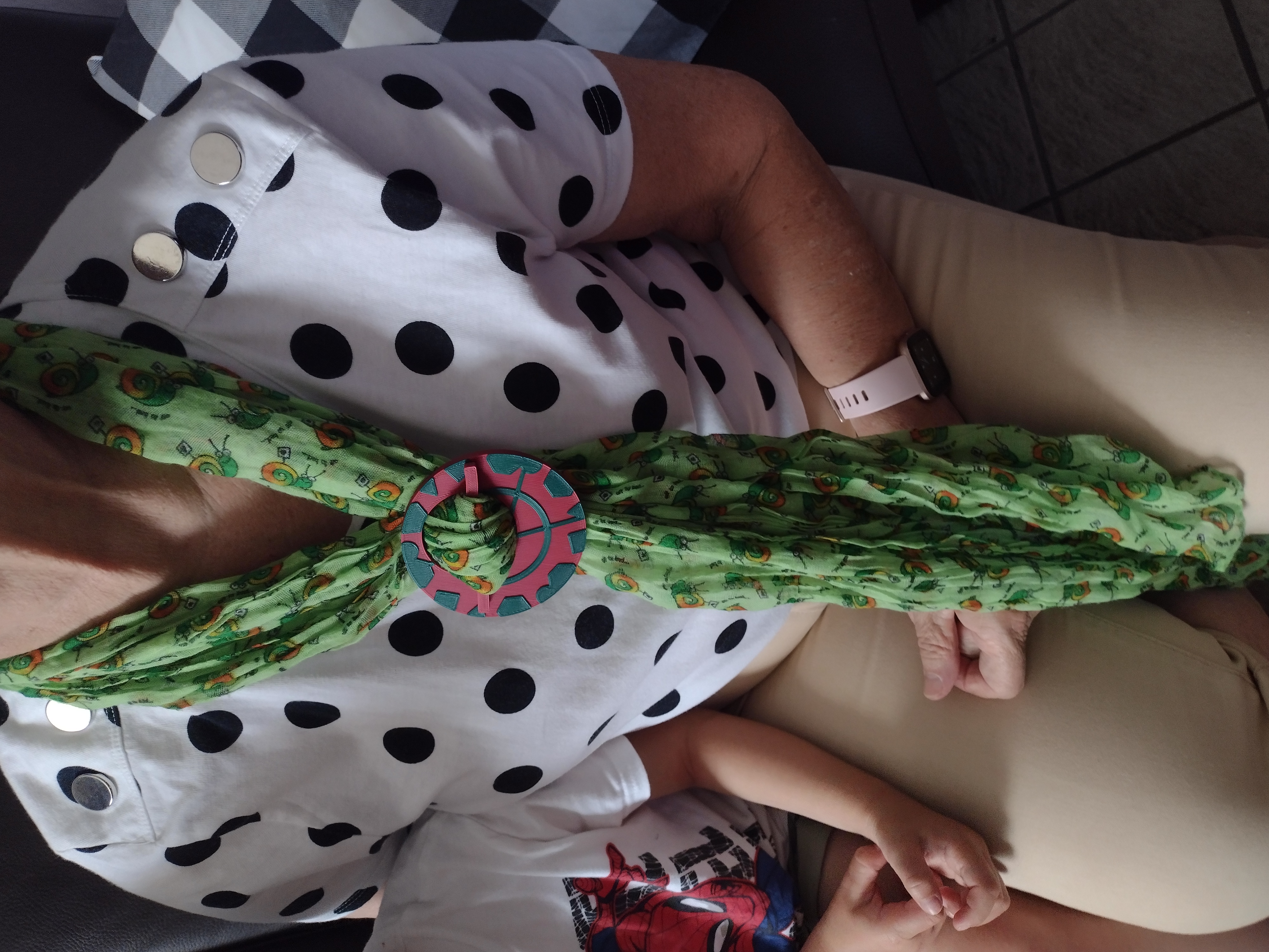 Pin with stick for scarf or belt. Speld met stokje voor sjaal of riem.