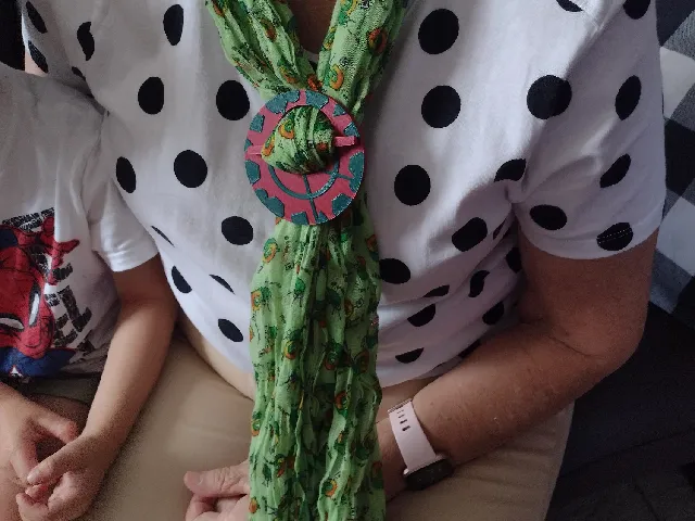 Pin with stick for scarf or belt. Speld met stokje voor sjaal of riem.