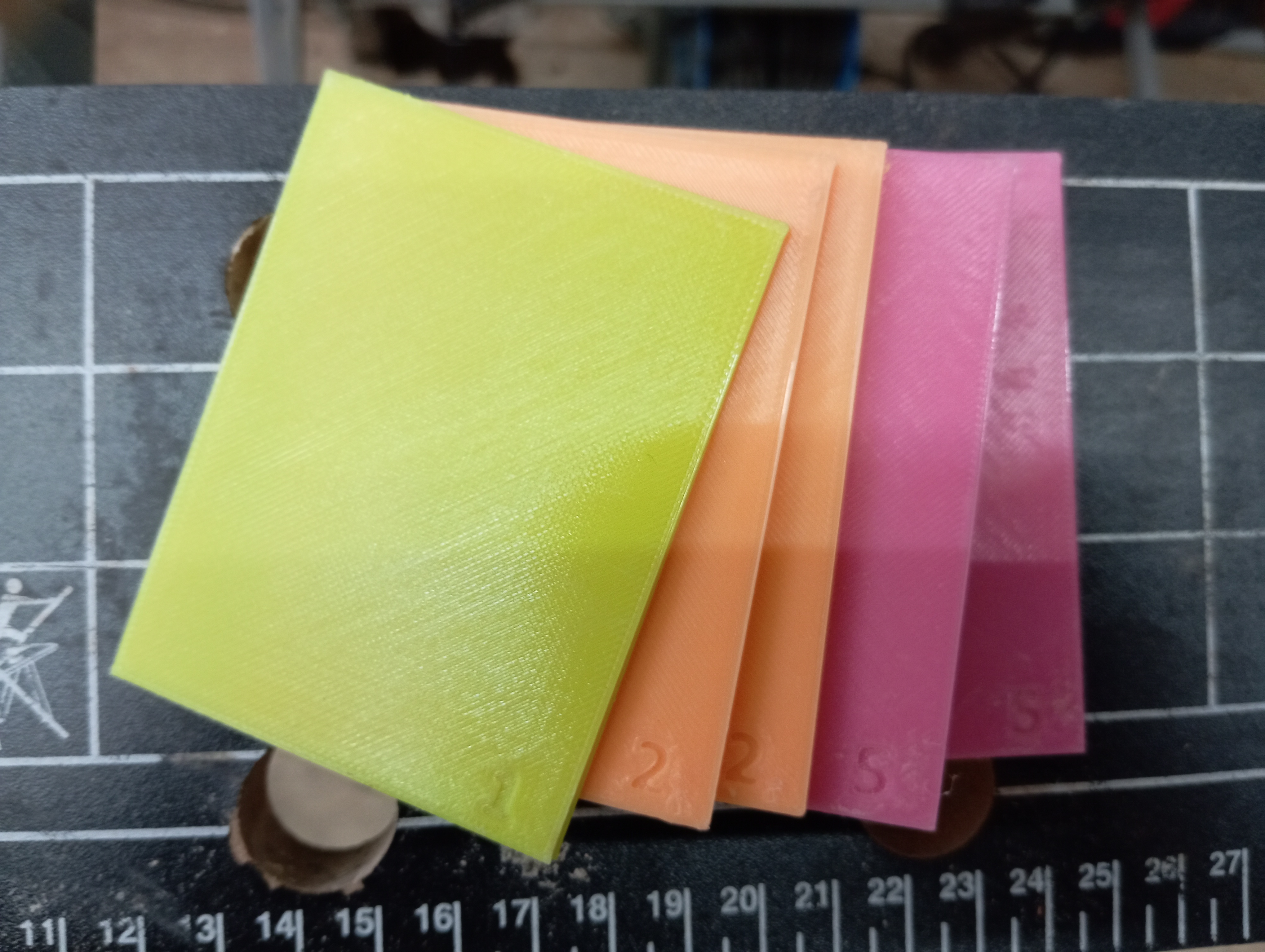 Set of leveling cards with kupper wall holder