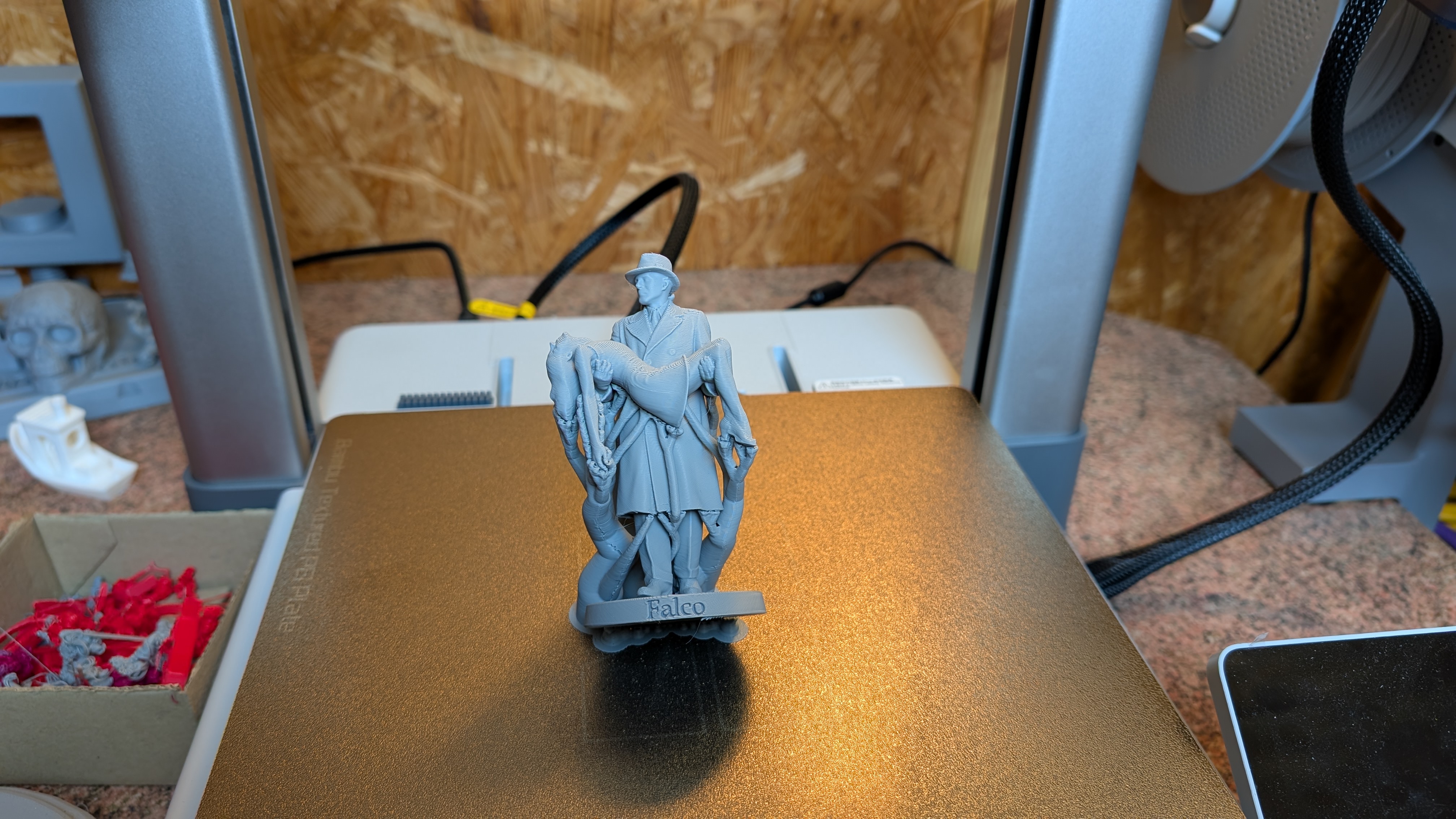 Falco statue — miniatura 3