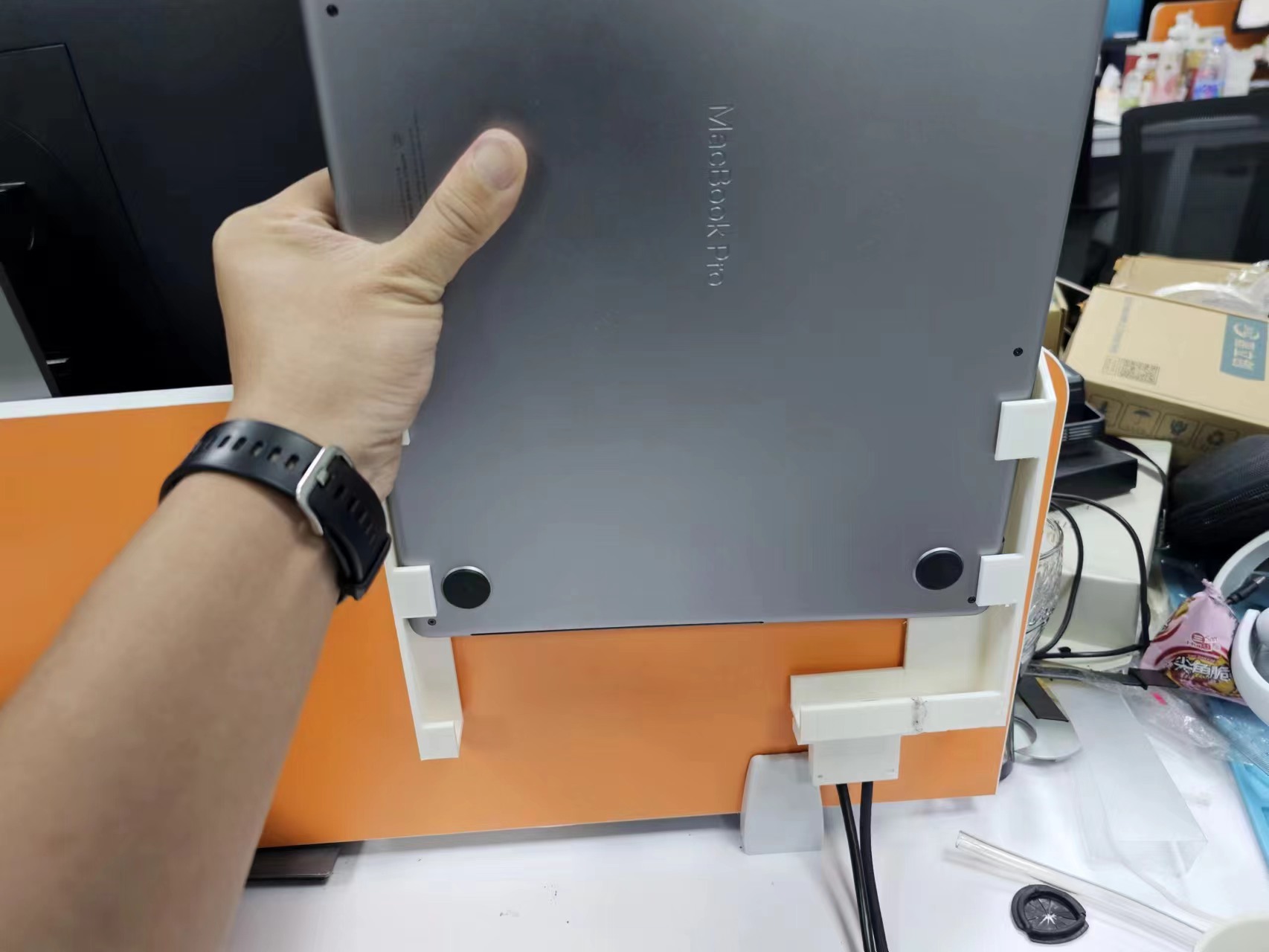 MacBook auto-docking stand