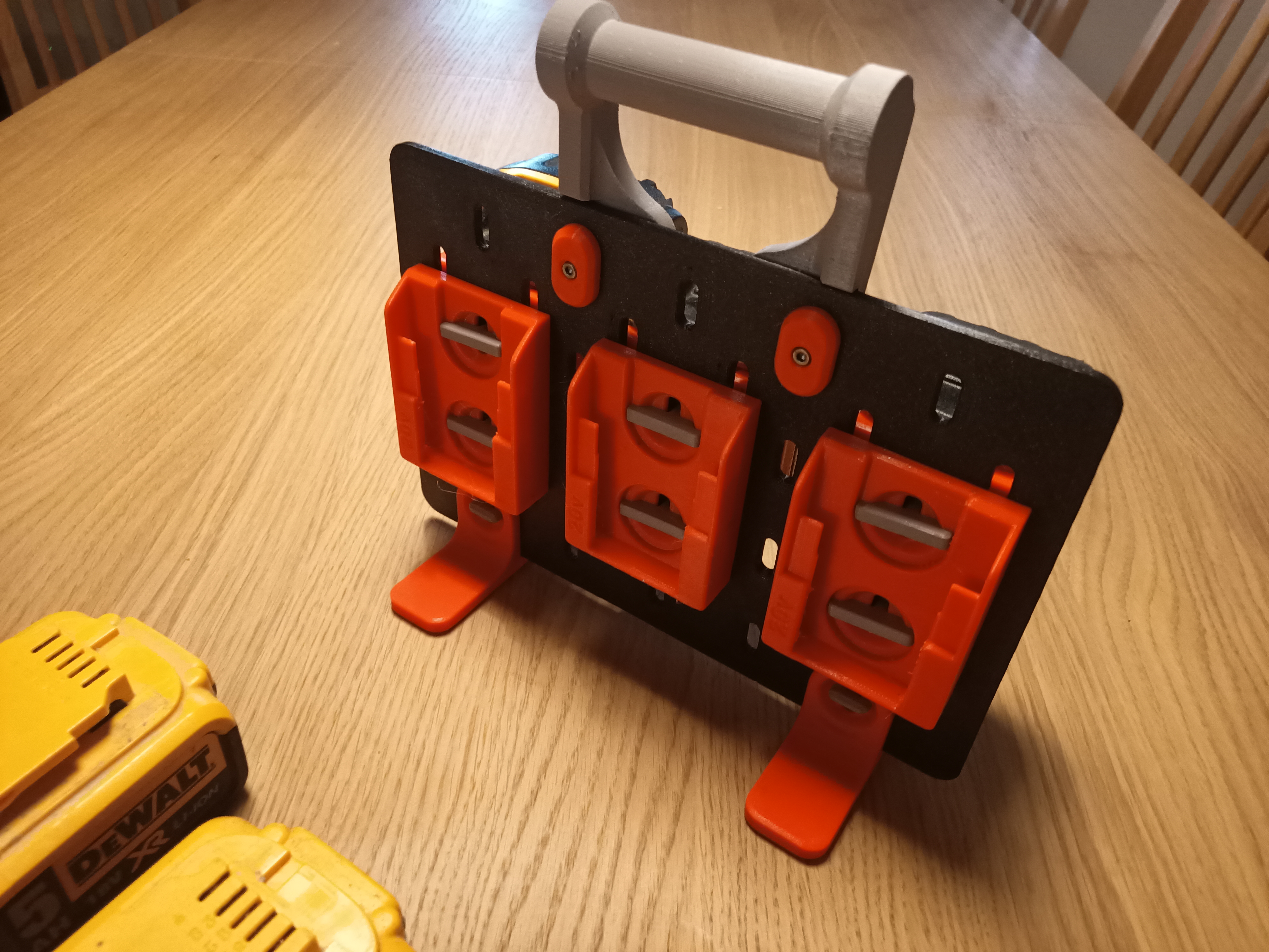 Miniatura 2 do modelo 3D Dewalt Battery Holder