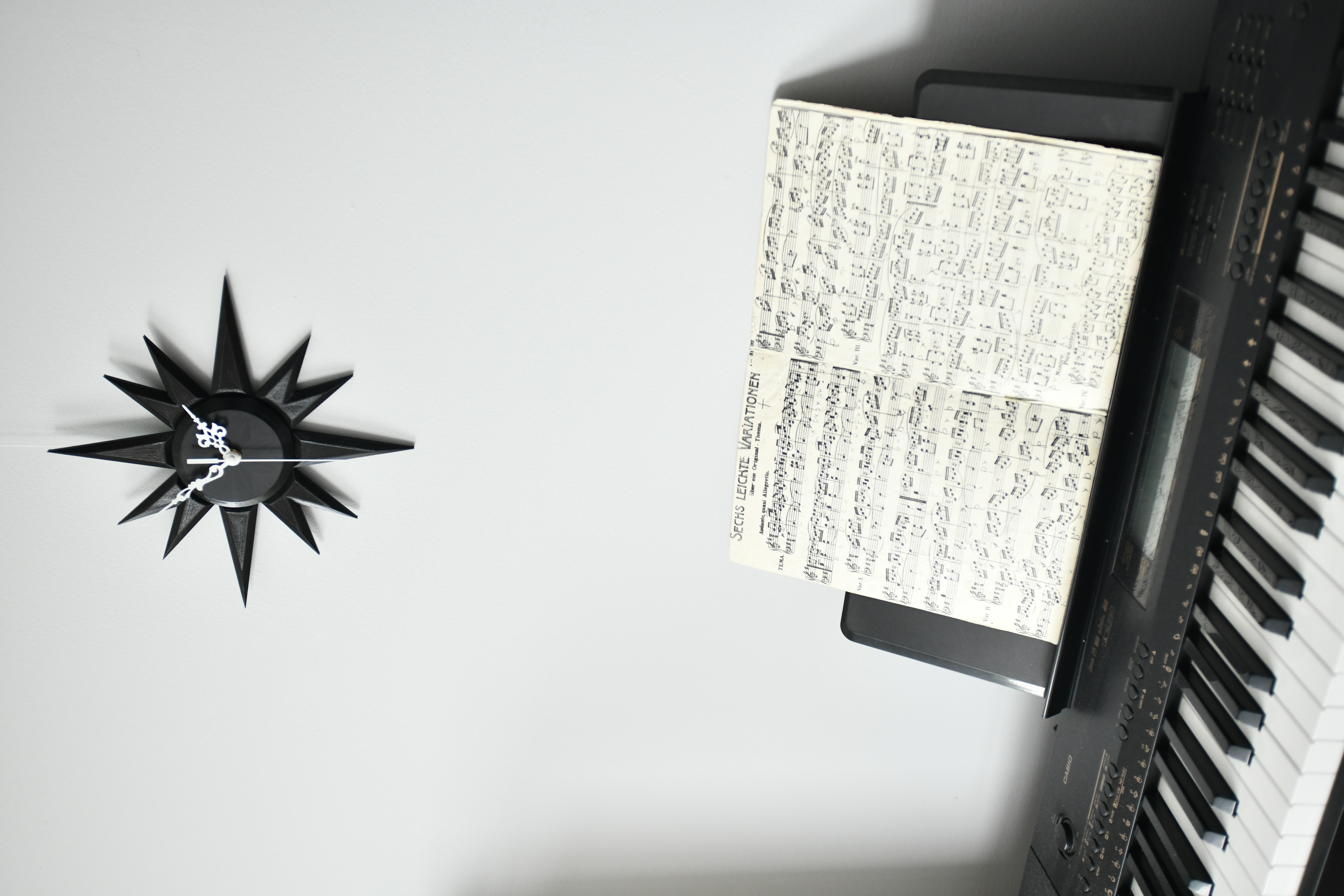 Modern Sharp Clock (No Supports)