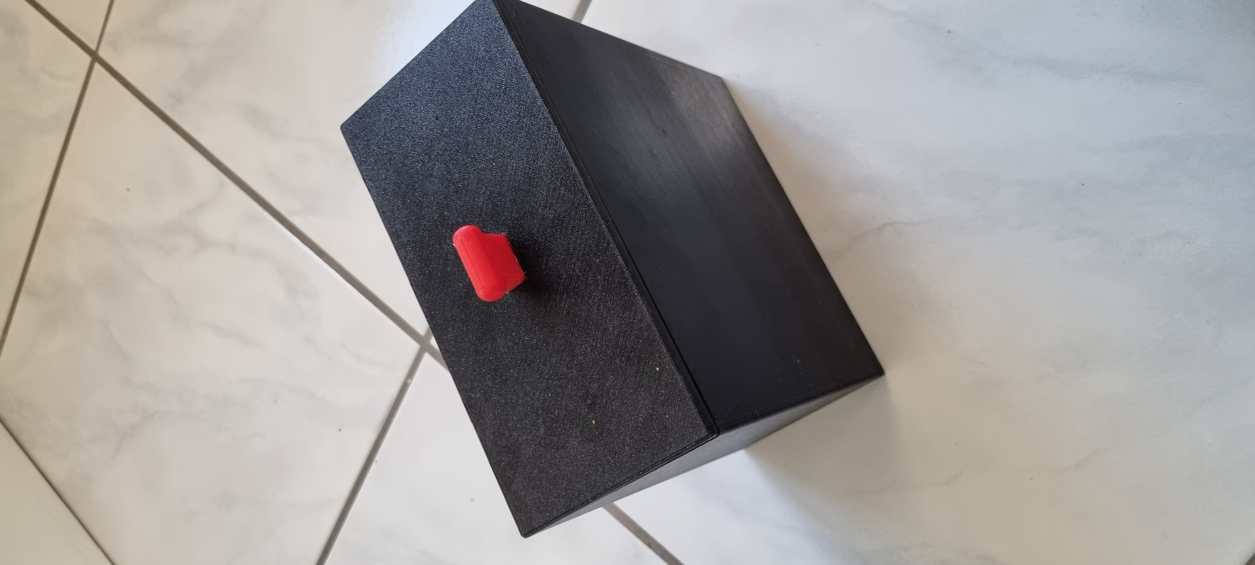 Box with magnetic lid for e.g. dishwasher tabs