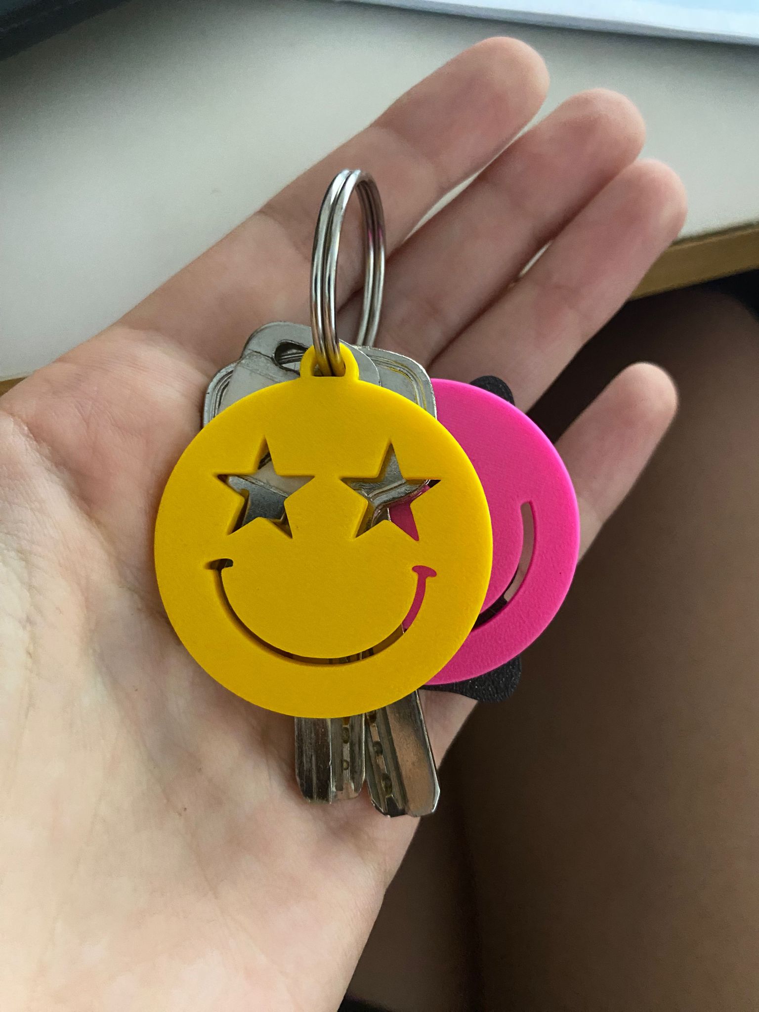 Smile face keychain by Beatriz Rosa Download free STL model