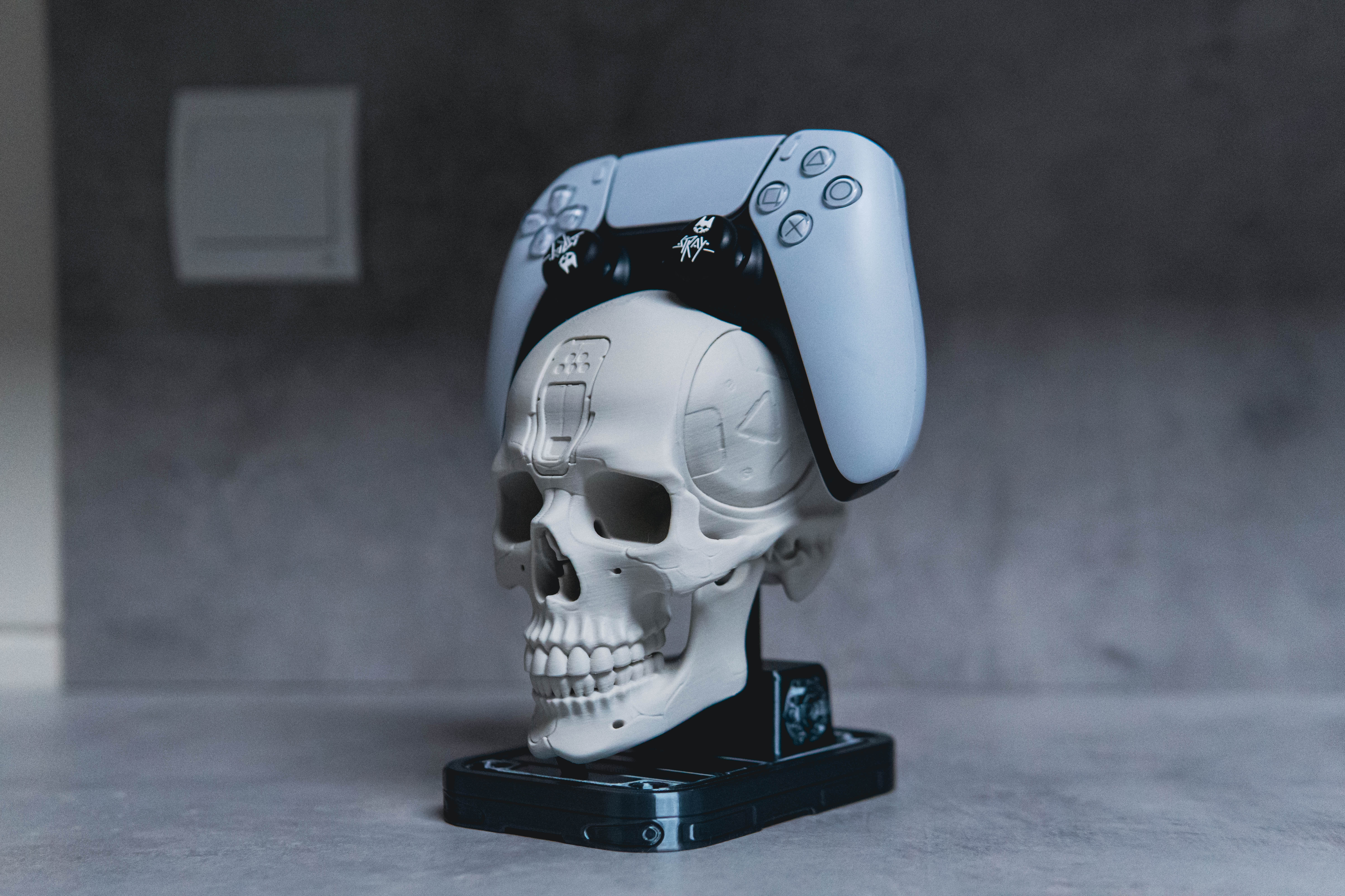 Neural Relic — Cyber Skull PS5 Controller Stand