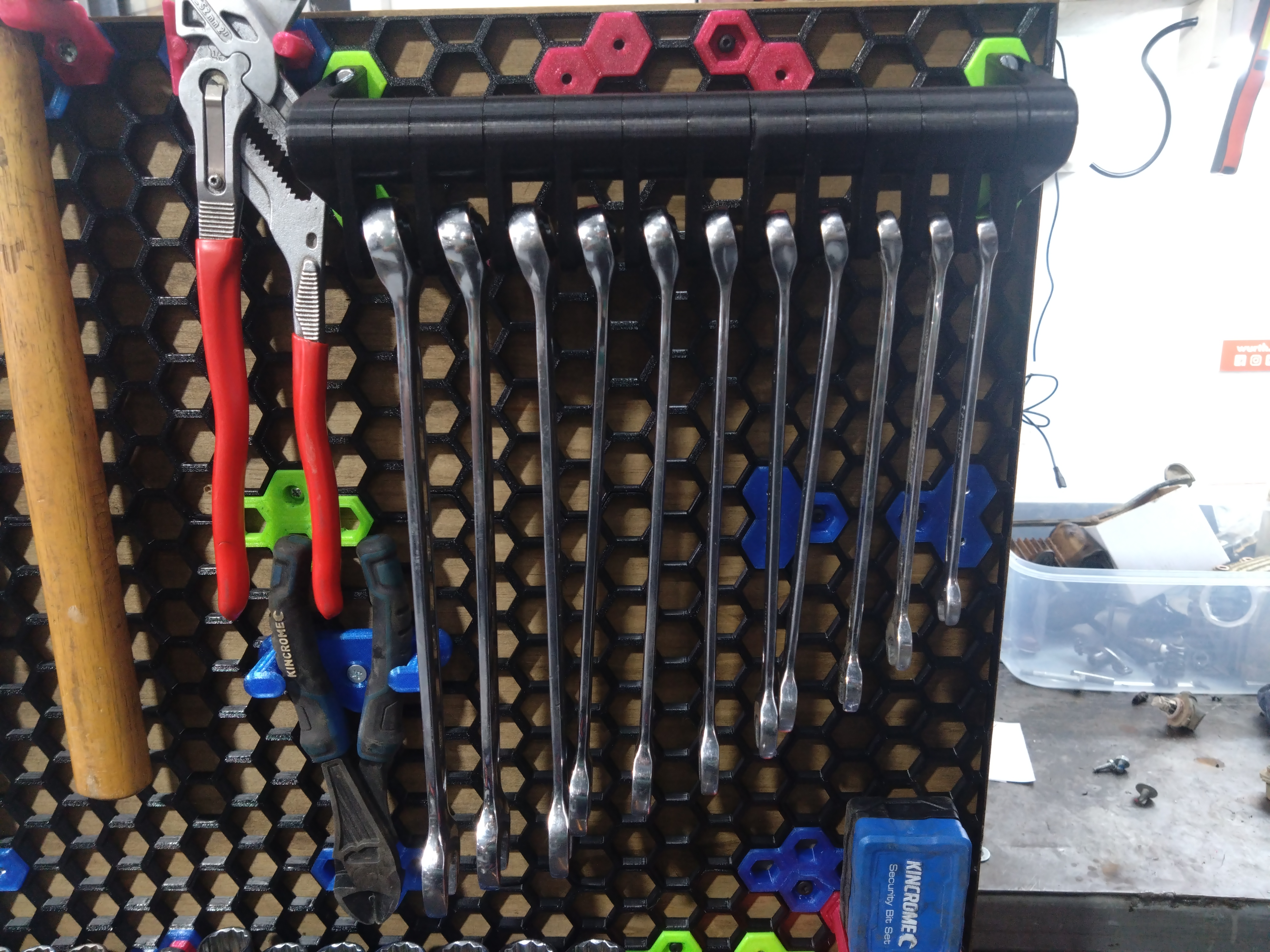 Spanner Hanger for Honeycomb Starge Wall