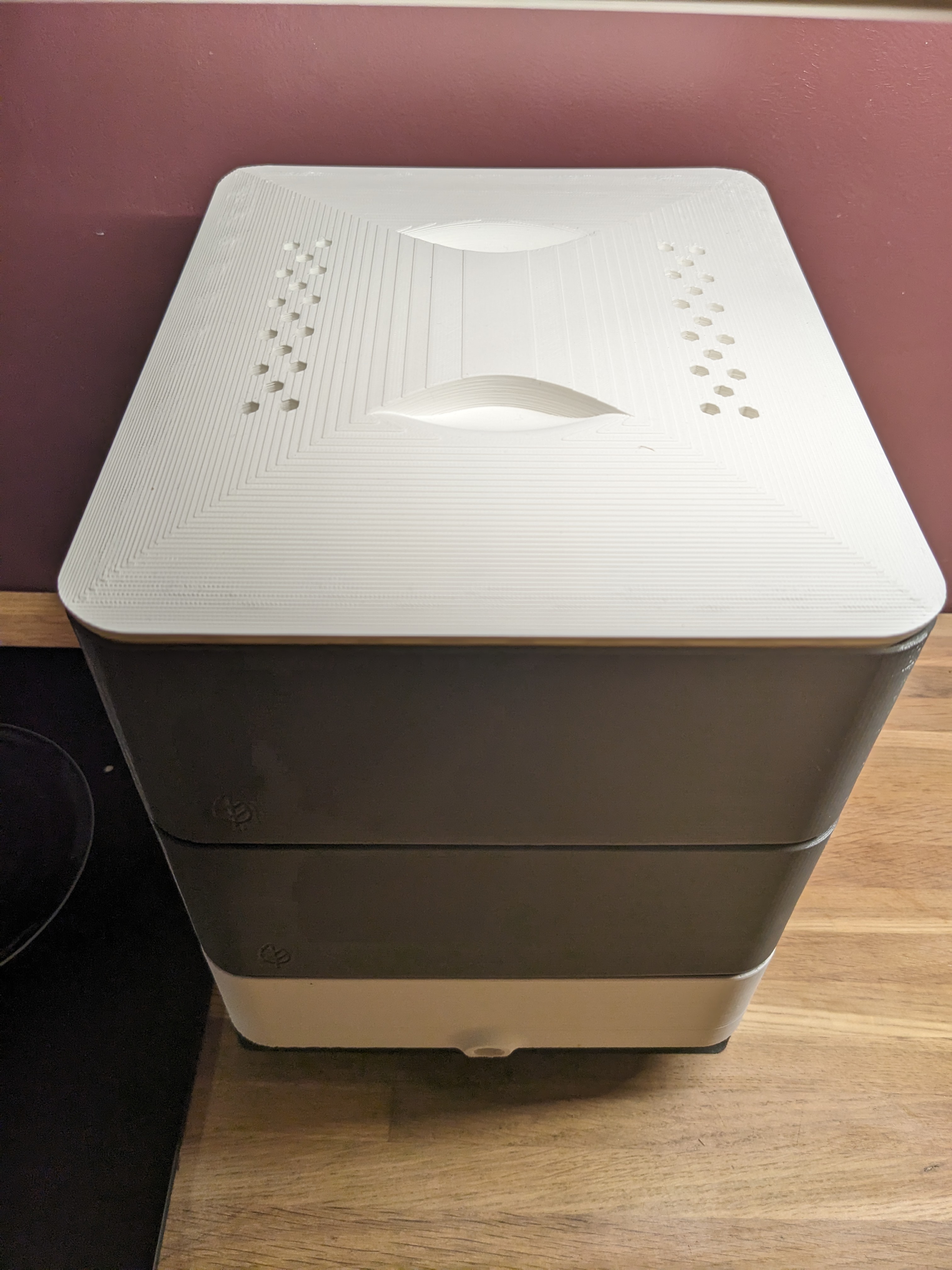 Vermicomposter lid with holes