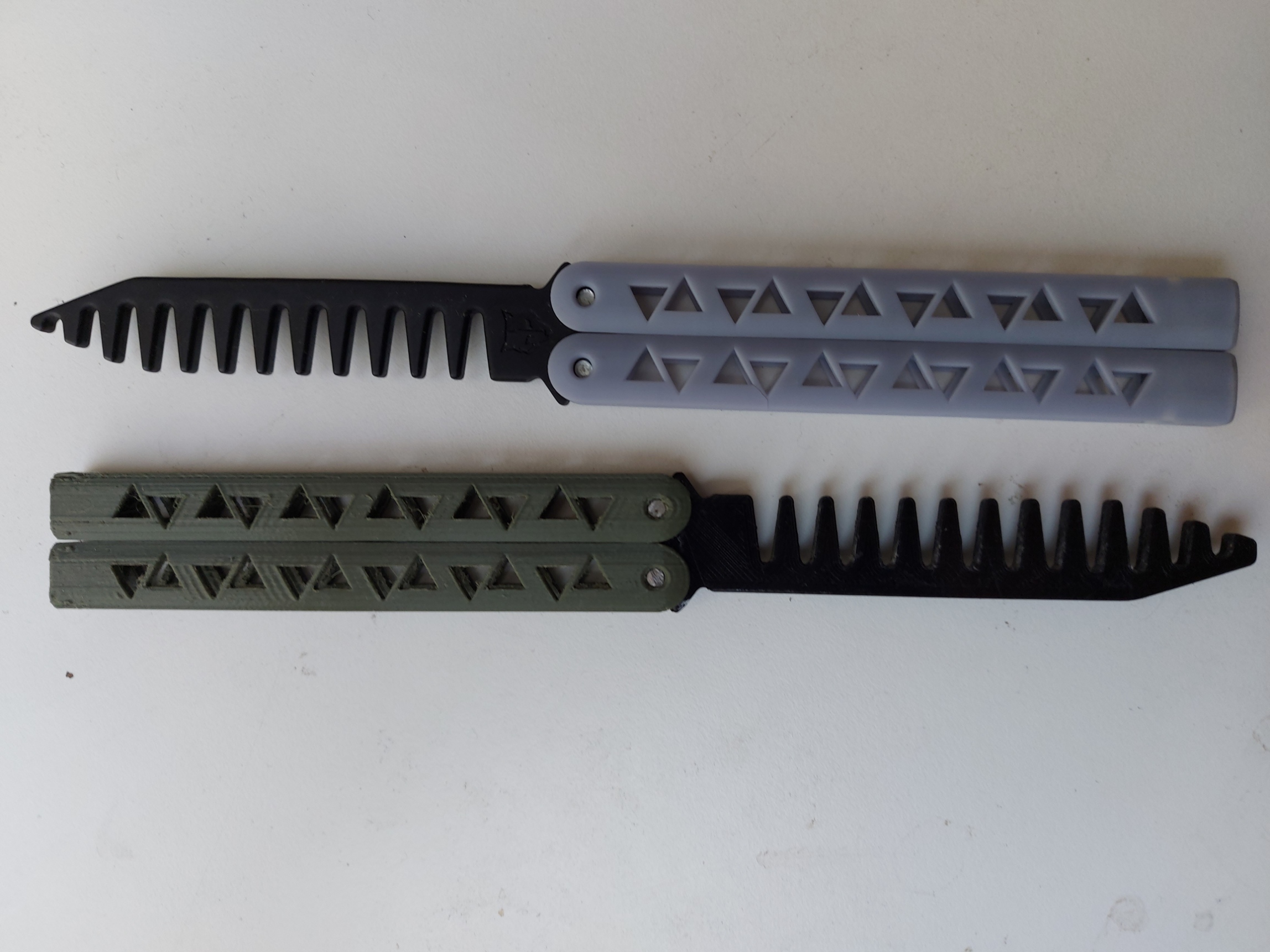 Butterflyknife comb