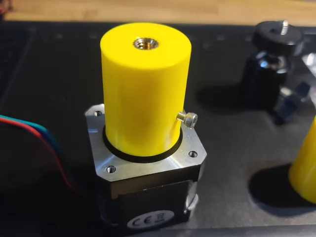 Camera mount coupling for stepper motor (1/4-20)