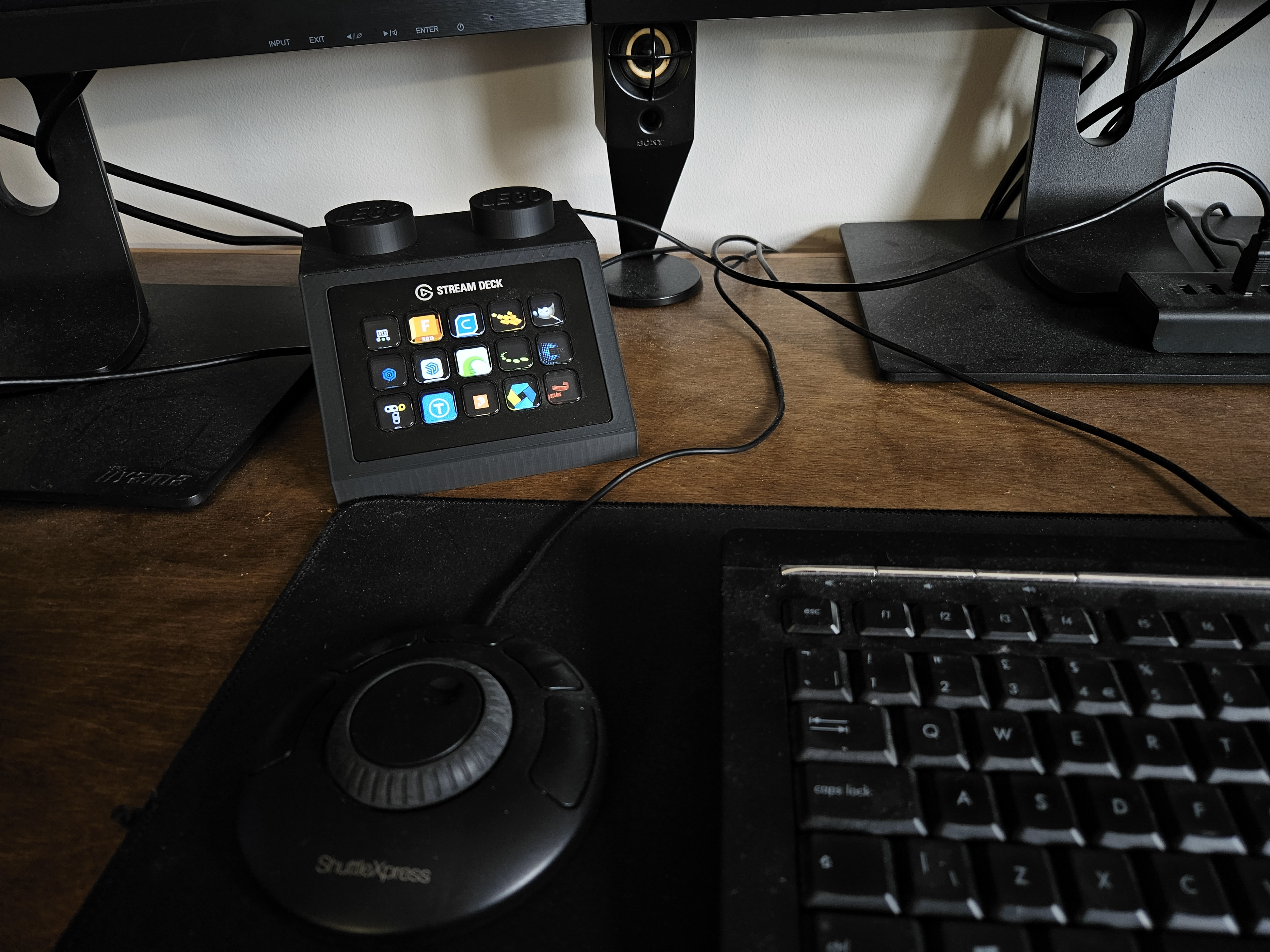 Miniatura 2 do modelo 3D LEGO Computer Stream Deck Mount