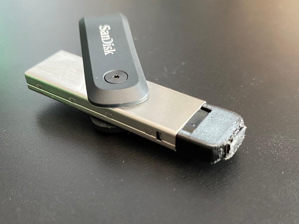 iXpand Lightning Port Cover by Yovarithia Download free STL model