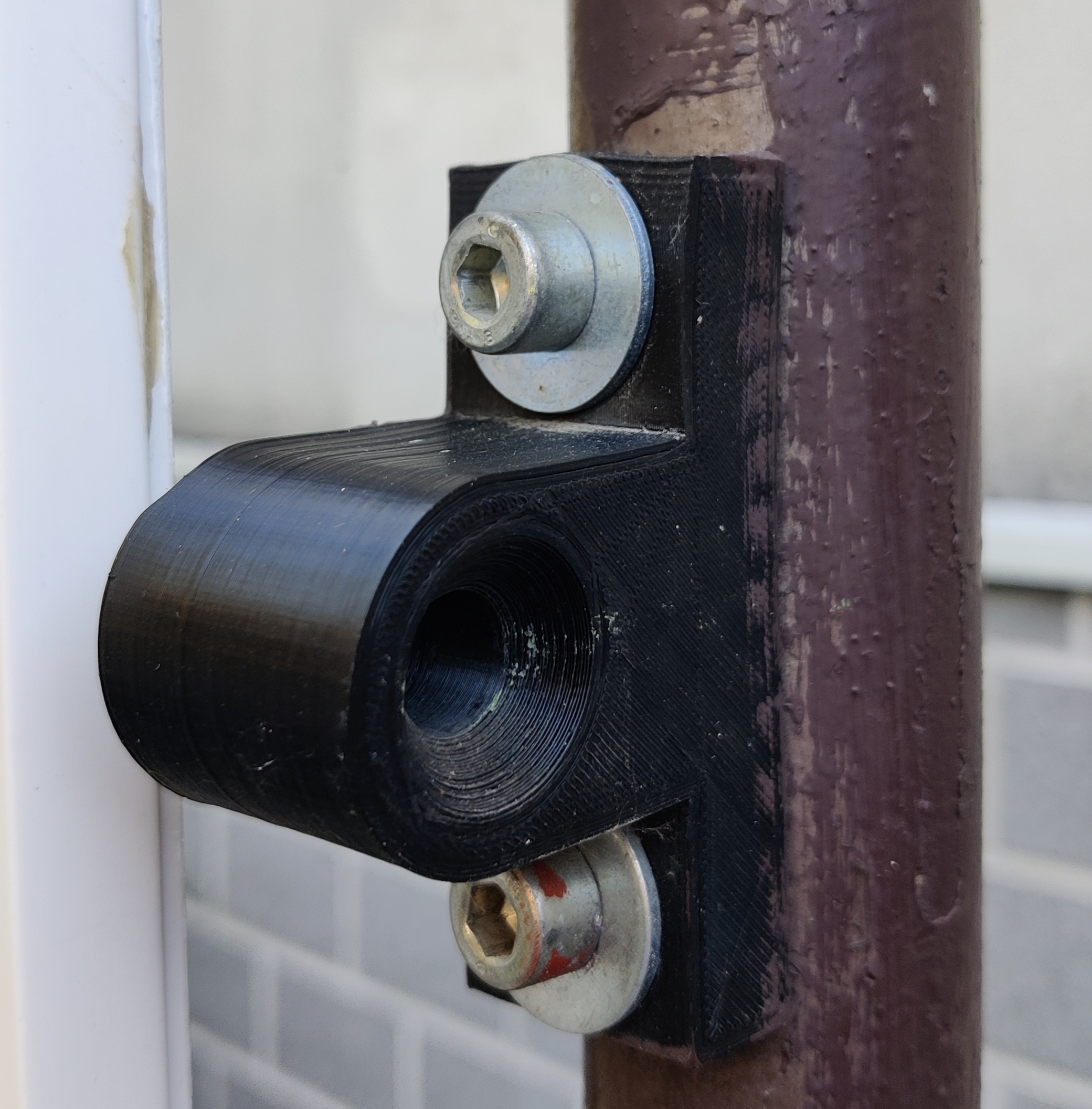 Doorlatch socket to a fence pole