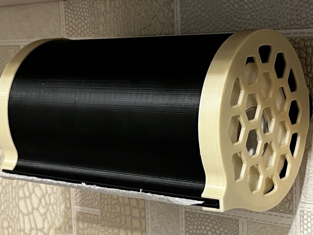 Paper towel holder (closed type)