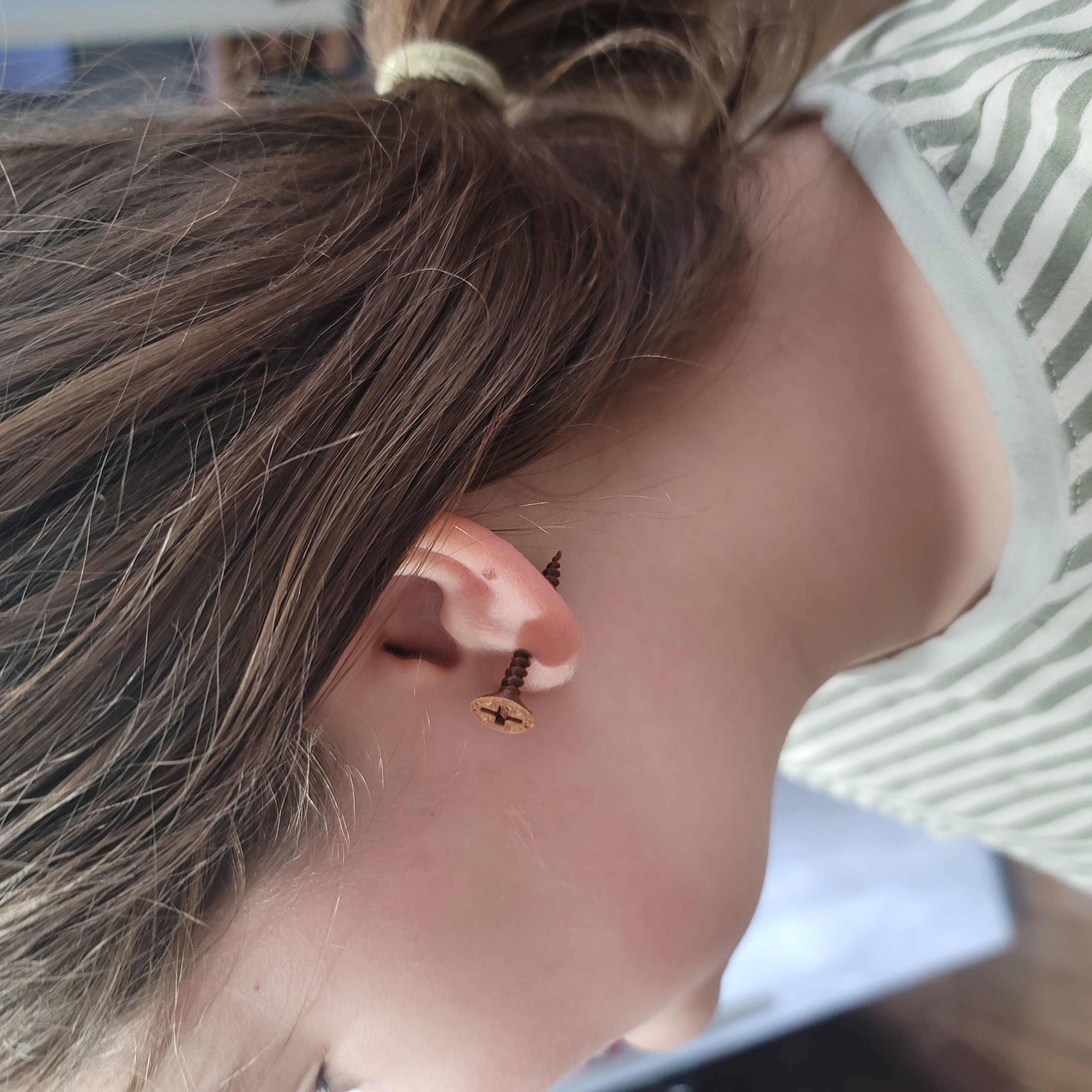 Screw Earing With Staple Stud
