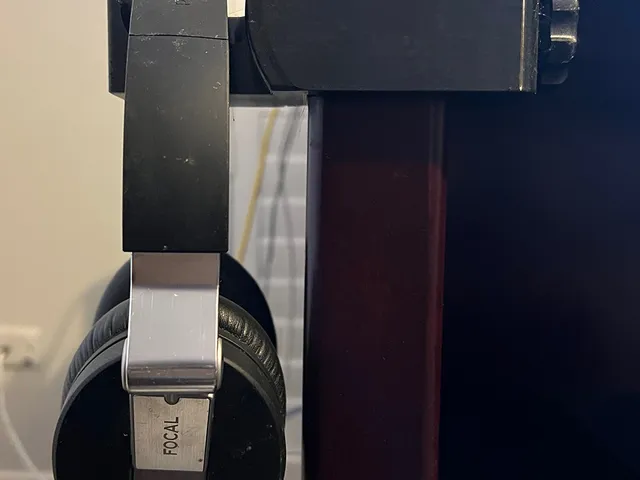 Headphone Mount (Right Angle)