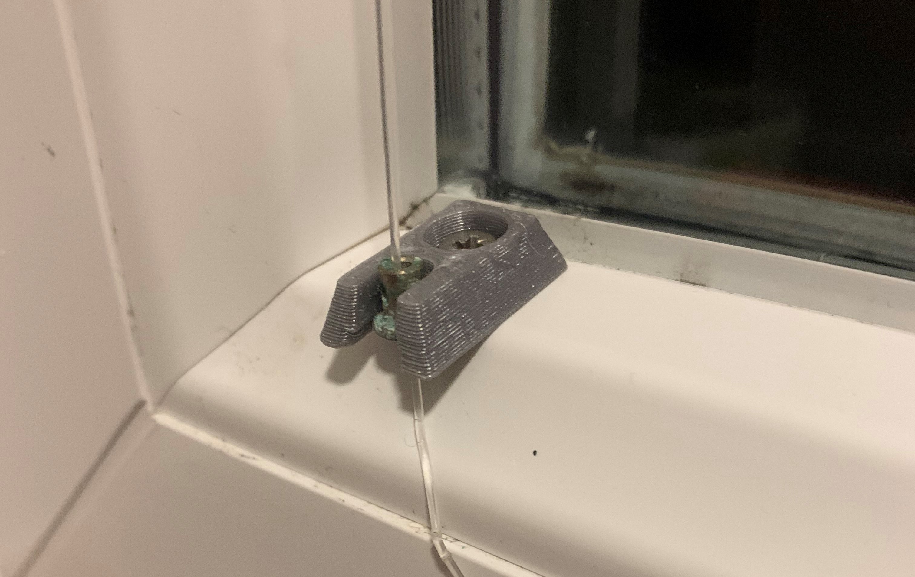 Window blinds string holder