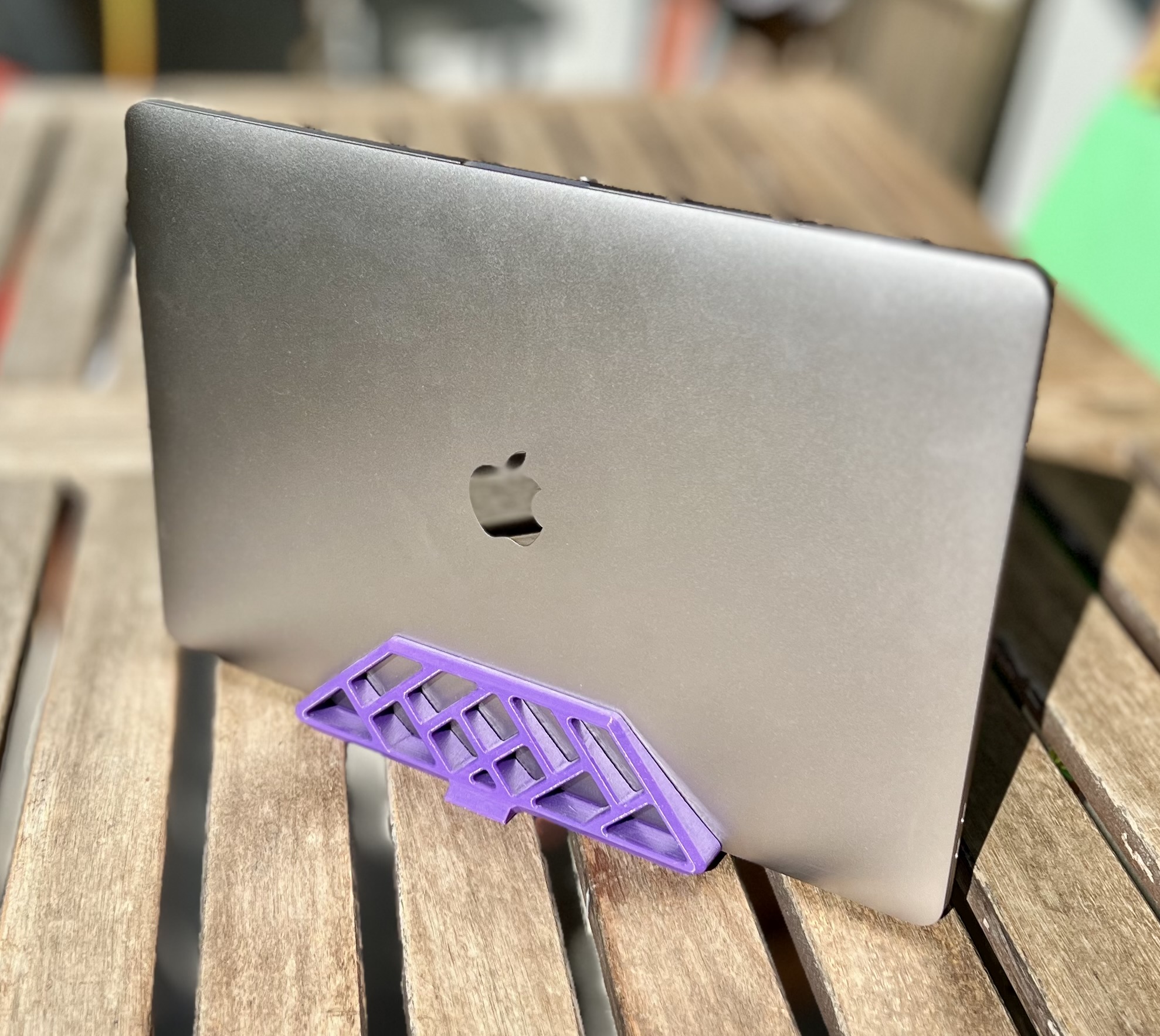 MacBook Pro (TouchBar) Clamshell Stand