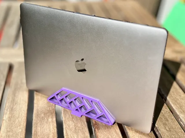 MacBook Pro (TouchBar) Clamshell Stand