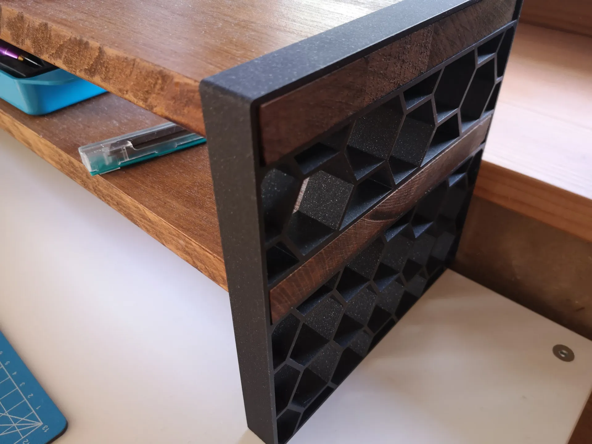 Honeycomb monitor stand - Remix 18mm