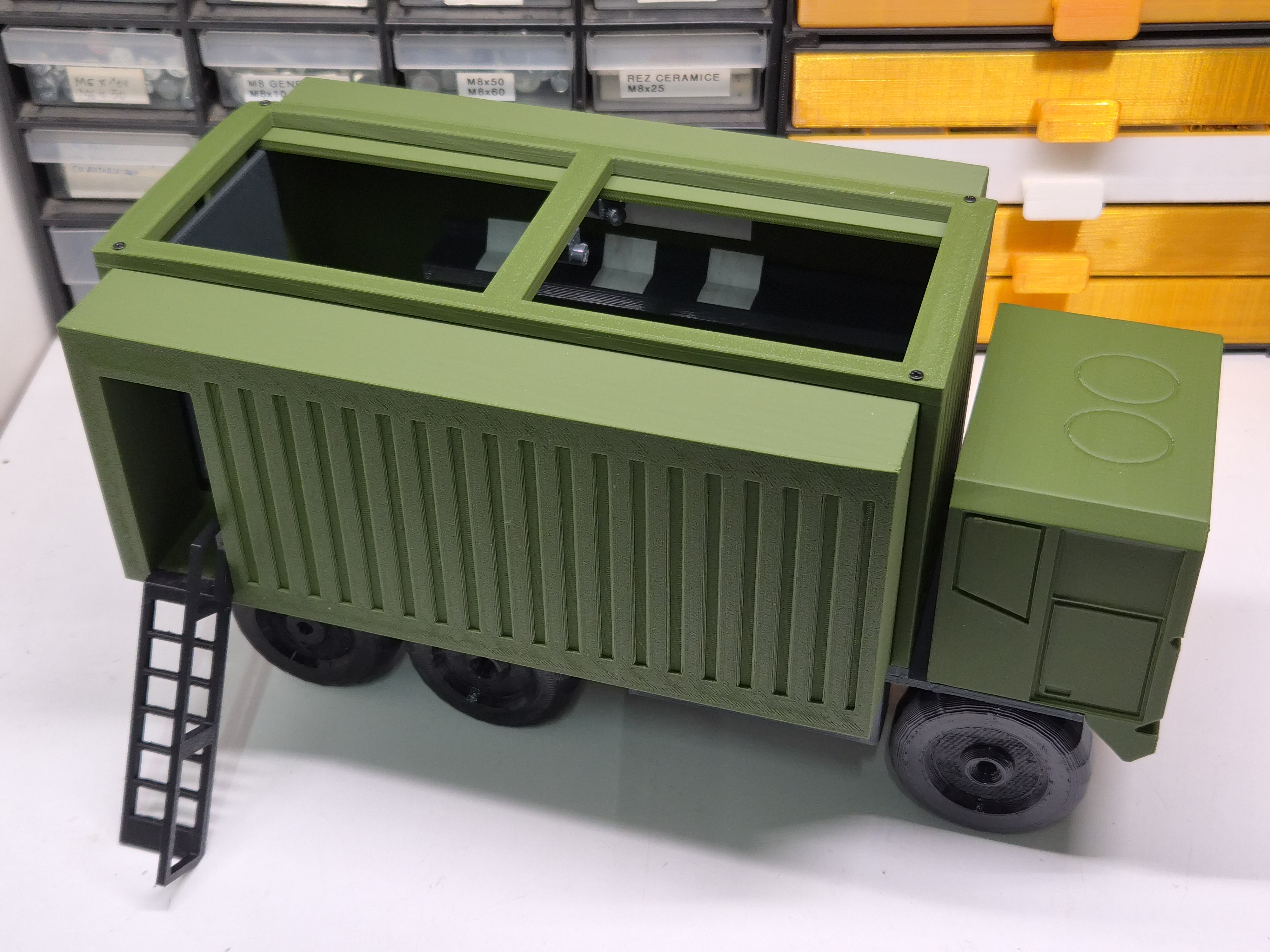 Heavy Tactical Truck with Multimedia Container ISO 20 — miniatura 17