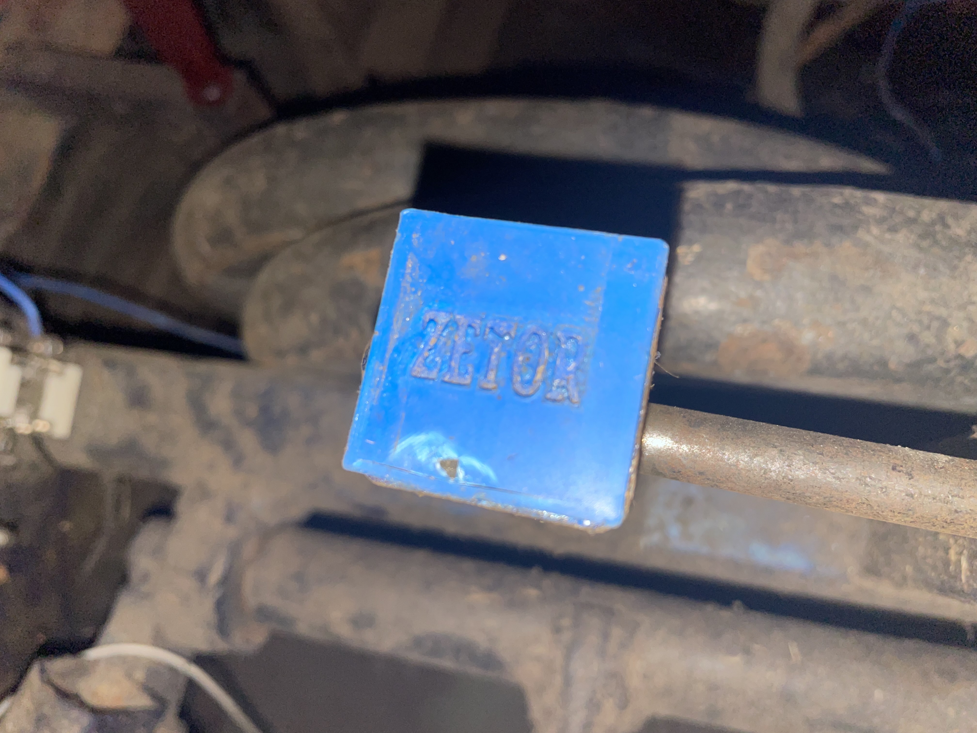 krytka jeklu 30x30 Zetor