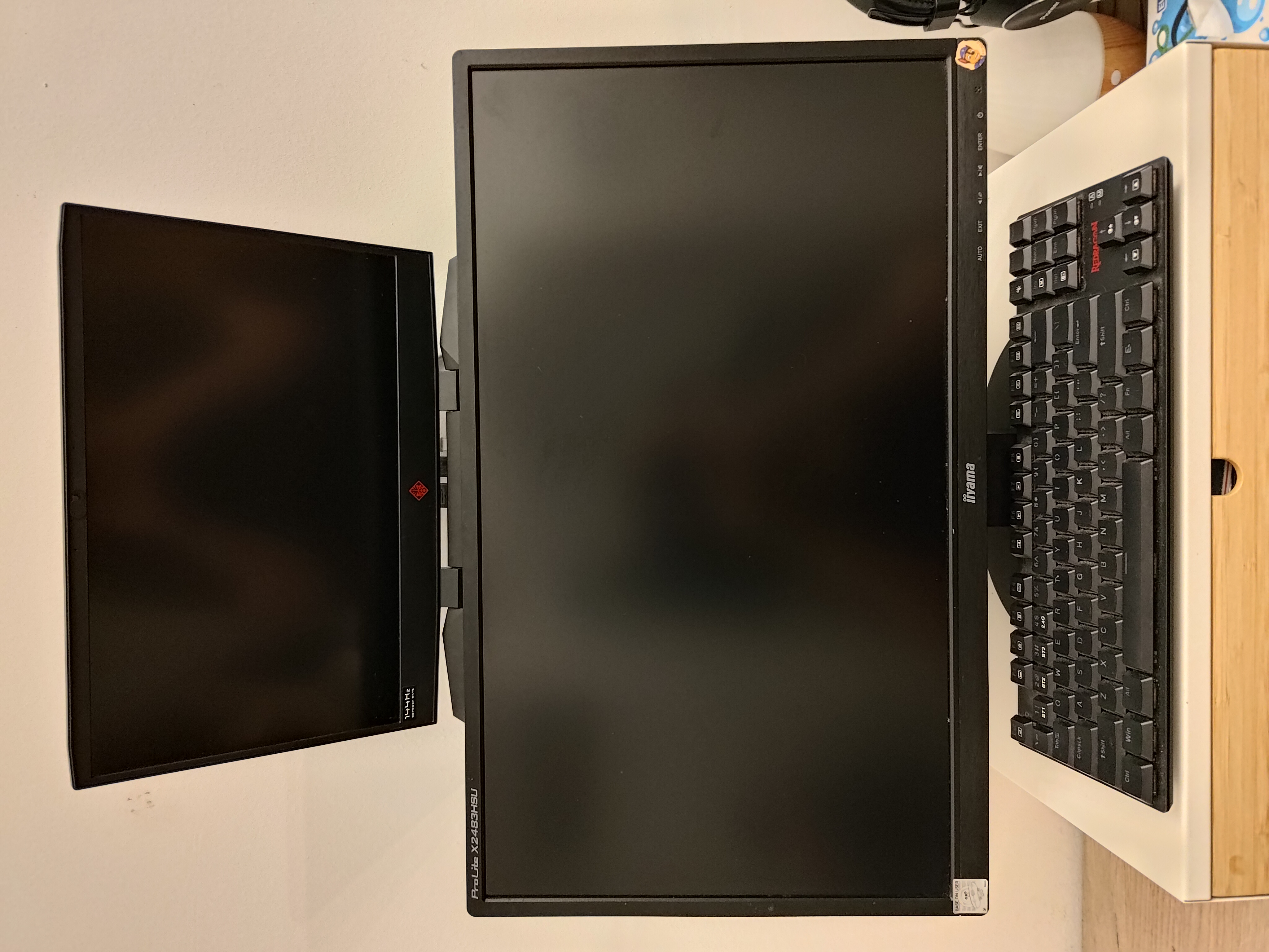 Laptop mount: behind the monitor (VESA 100/75)