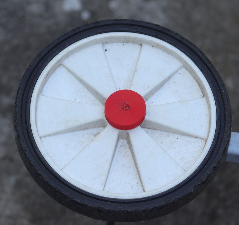 Wheel nut for laundry cart