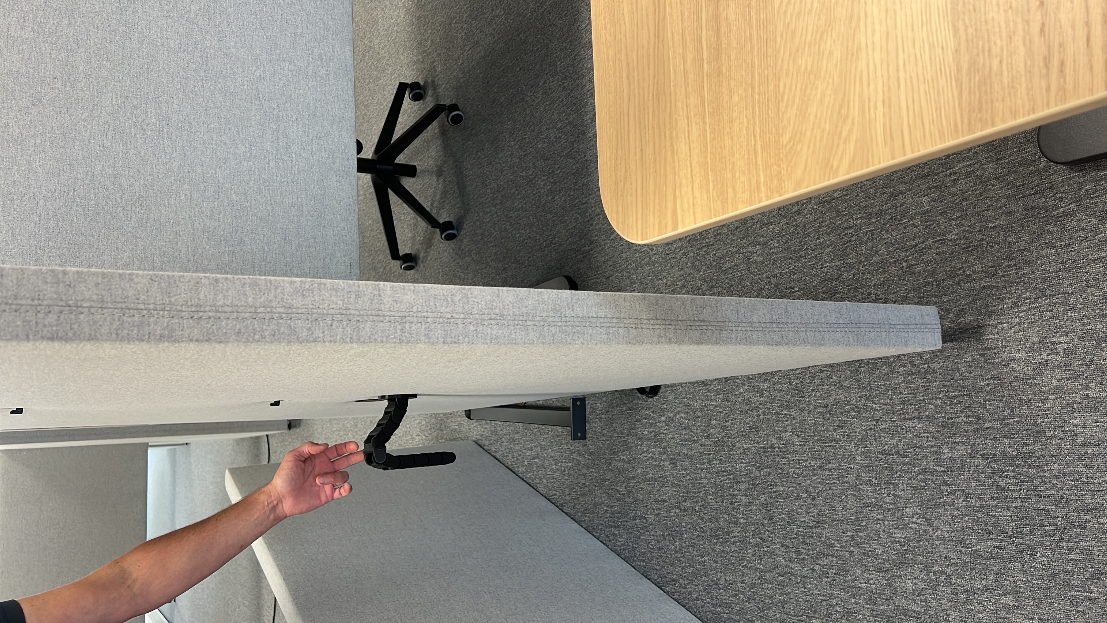 DWX3D Cable chain with desk and wall mount