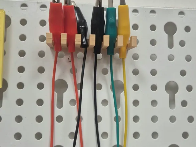 Držák na krokosvorky na PEGBOARD
