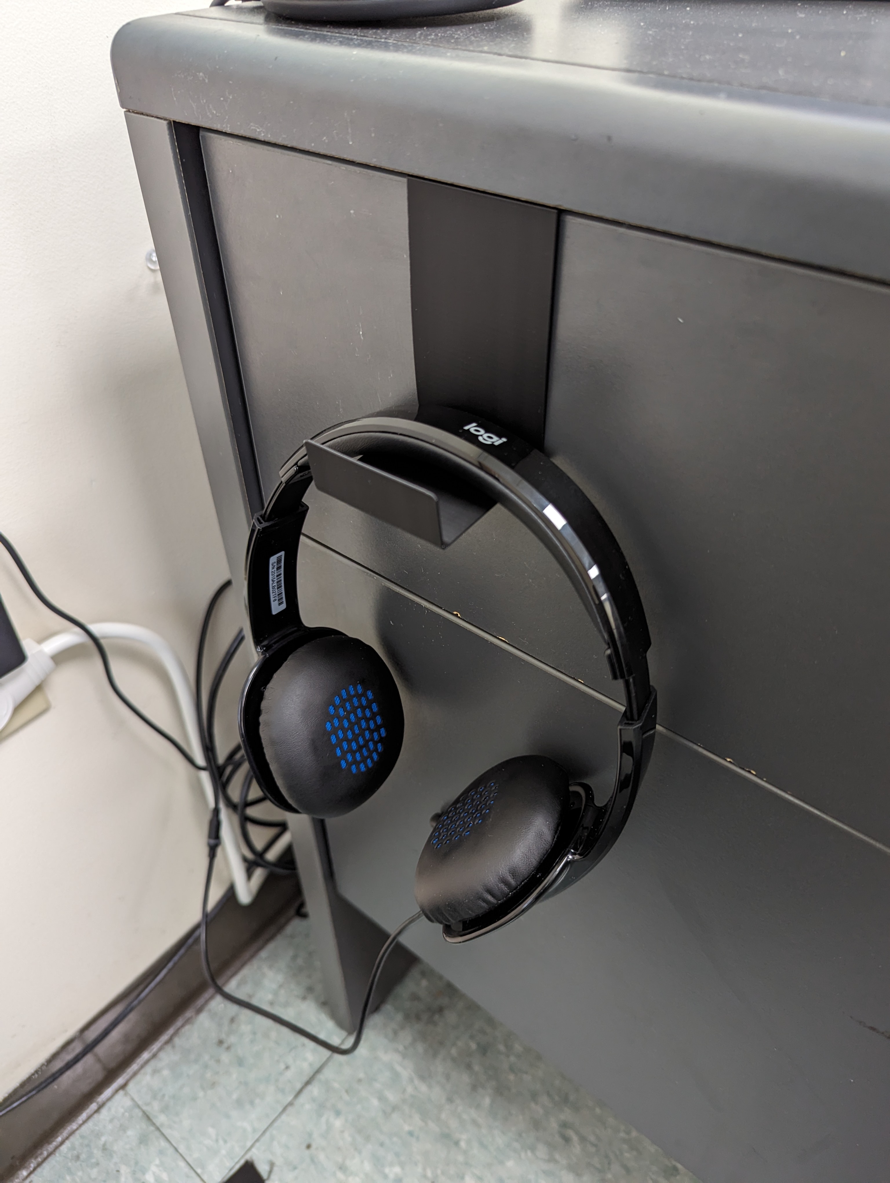 Flimsy drawer hook for Logitech H540 headphones