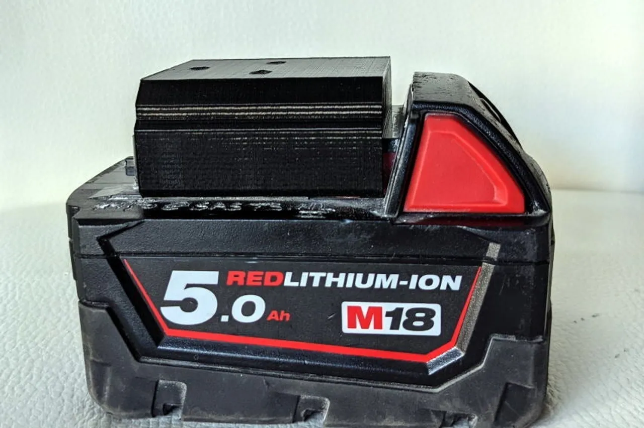 Milwaukee M18 Battery Holder With Lock by vikgr, Download free STL model