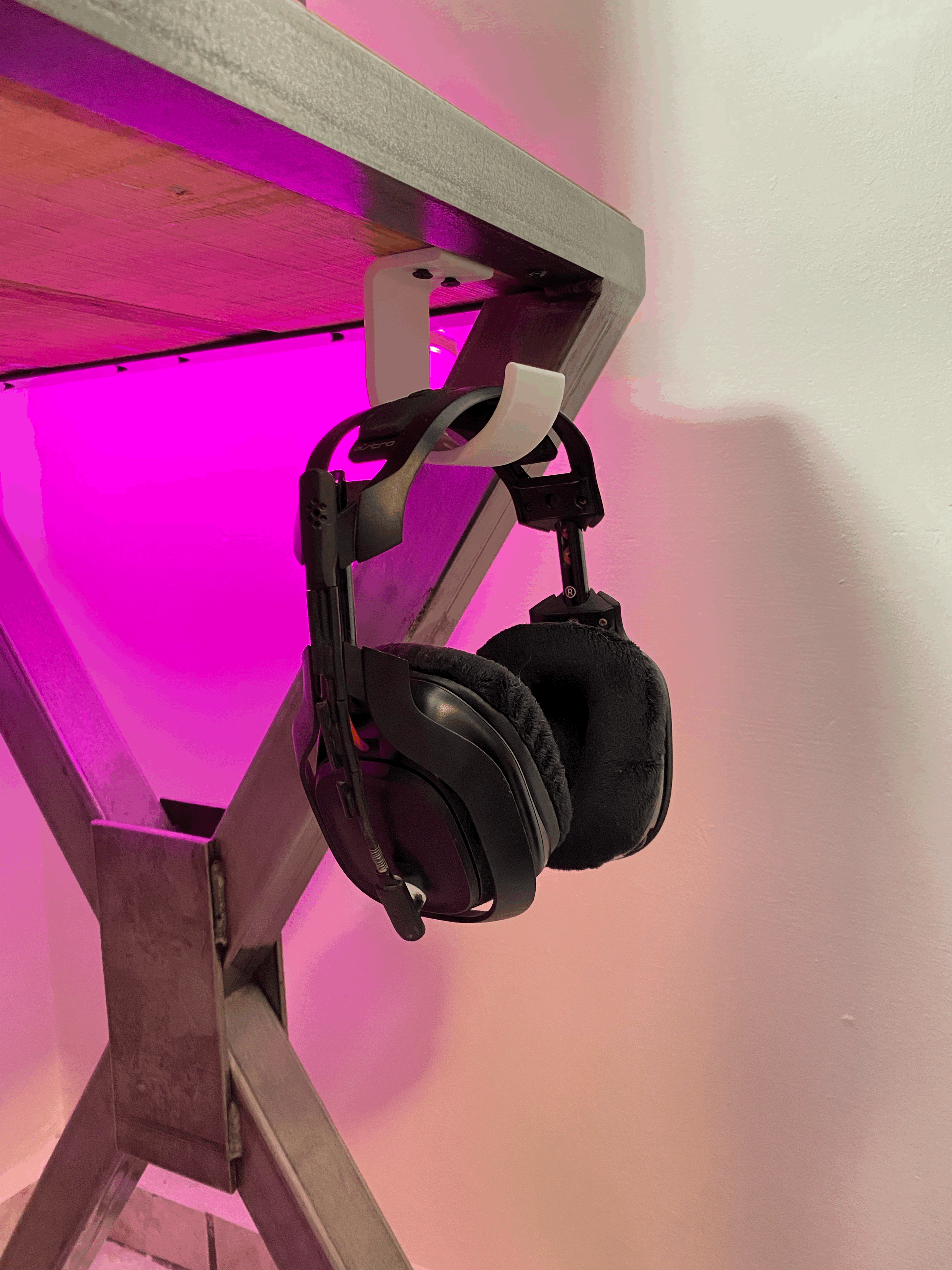 Simple headphone desk hanger! (Screwed)