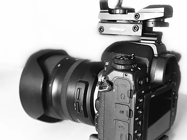 Adapter dot sight to hot shoe