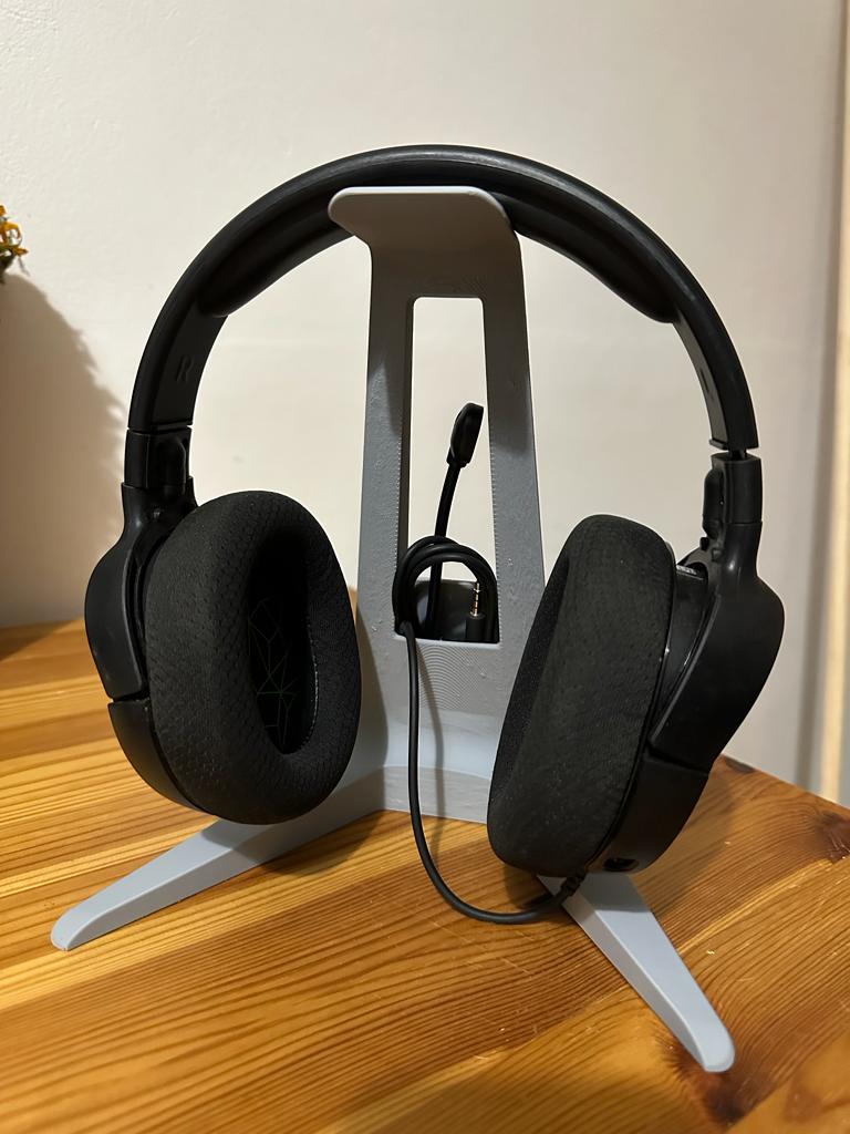 Headphones stand with pocket