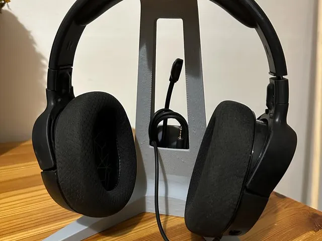 Headphones stand with pocket