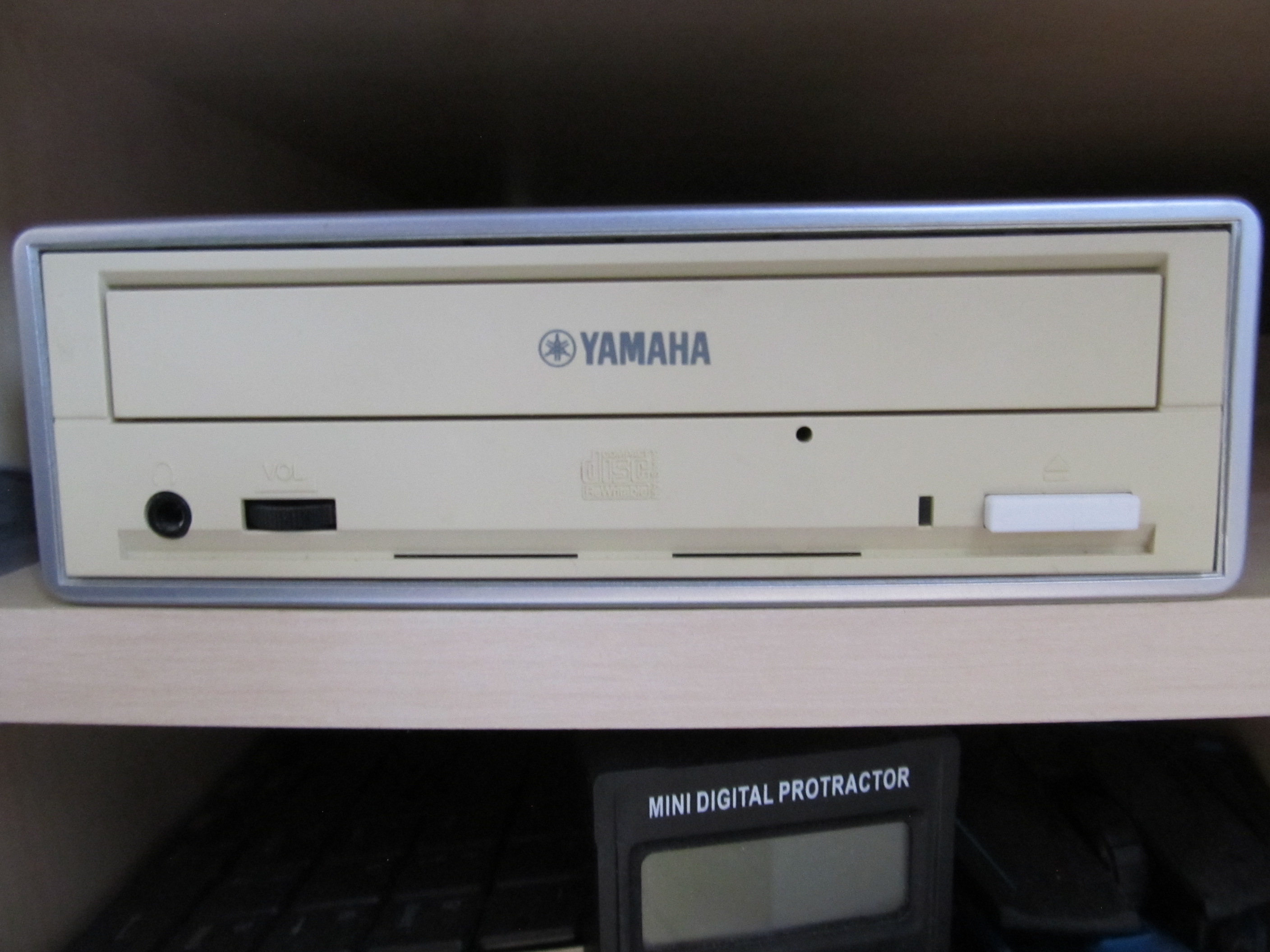 Yahama crw-f1 Auswurfknopf