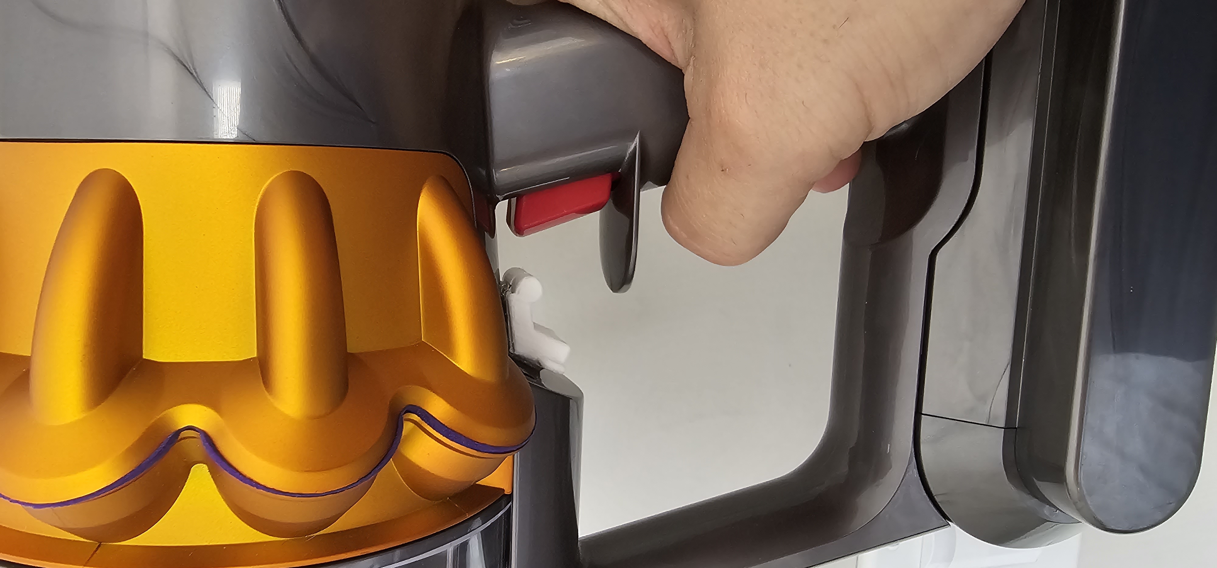 Miniatura 2 do modelo 3D Dyson V15 Trigger Lock