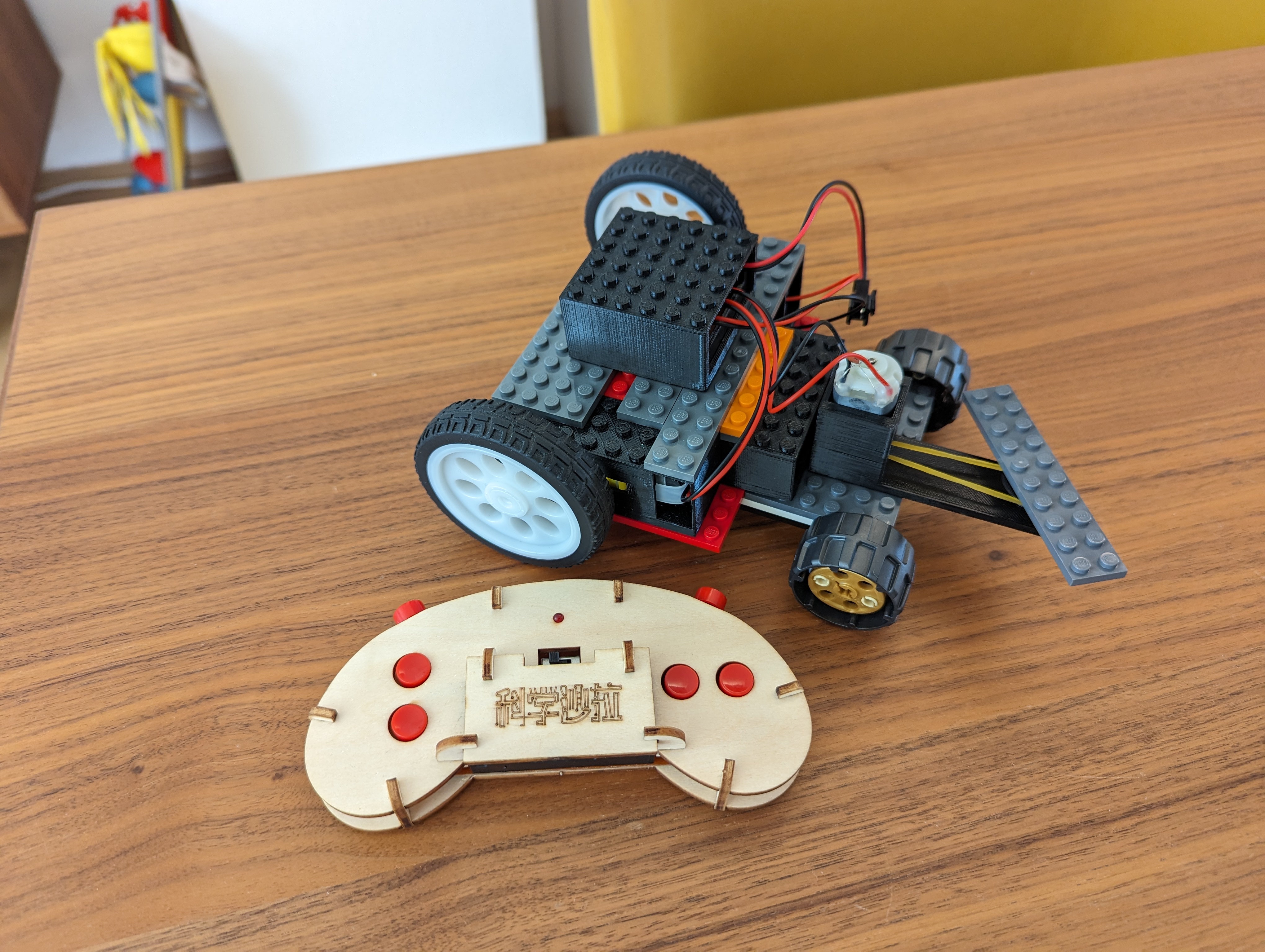 Lego Remix of a playable Battle Bot Kit. Spinner Robot.