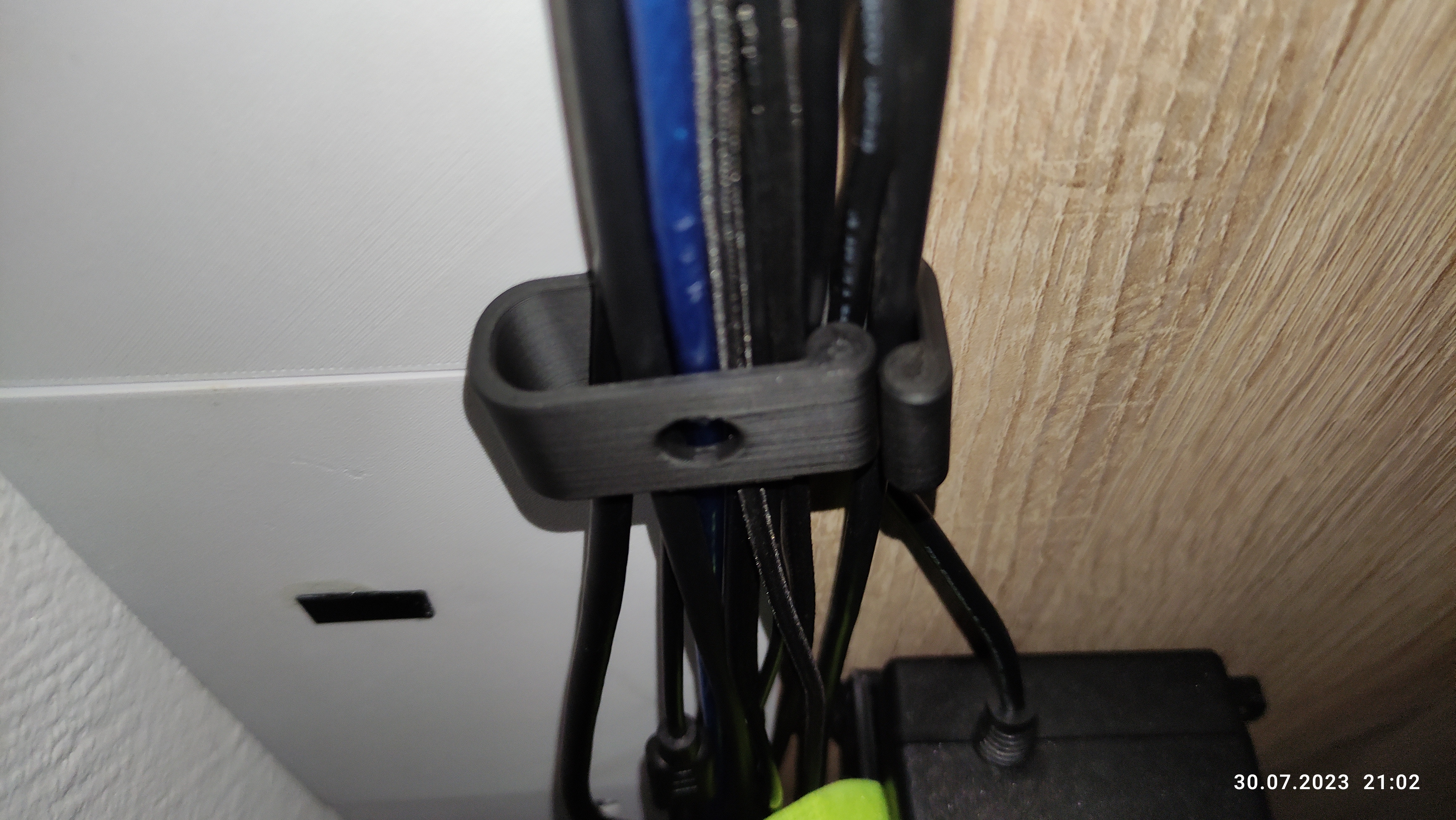 Easy Cable Manager screw or glue