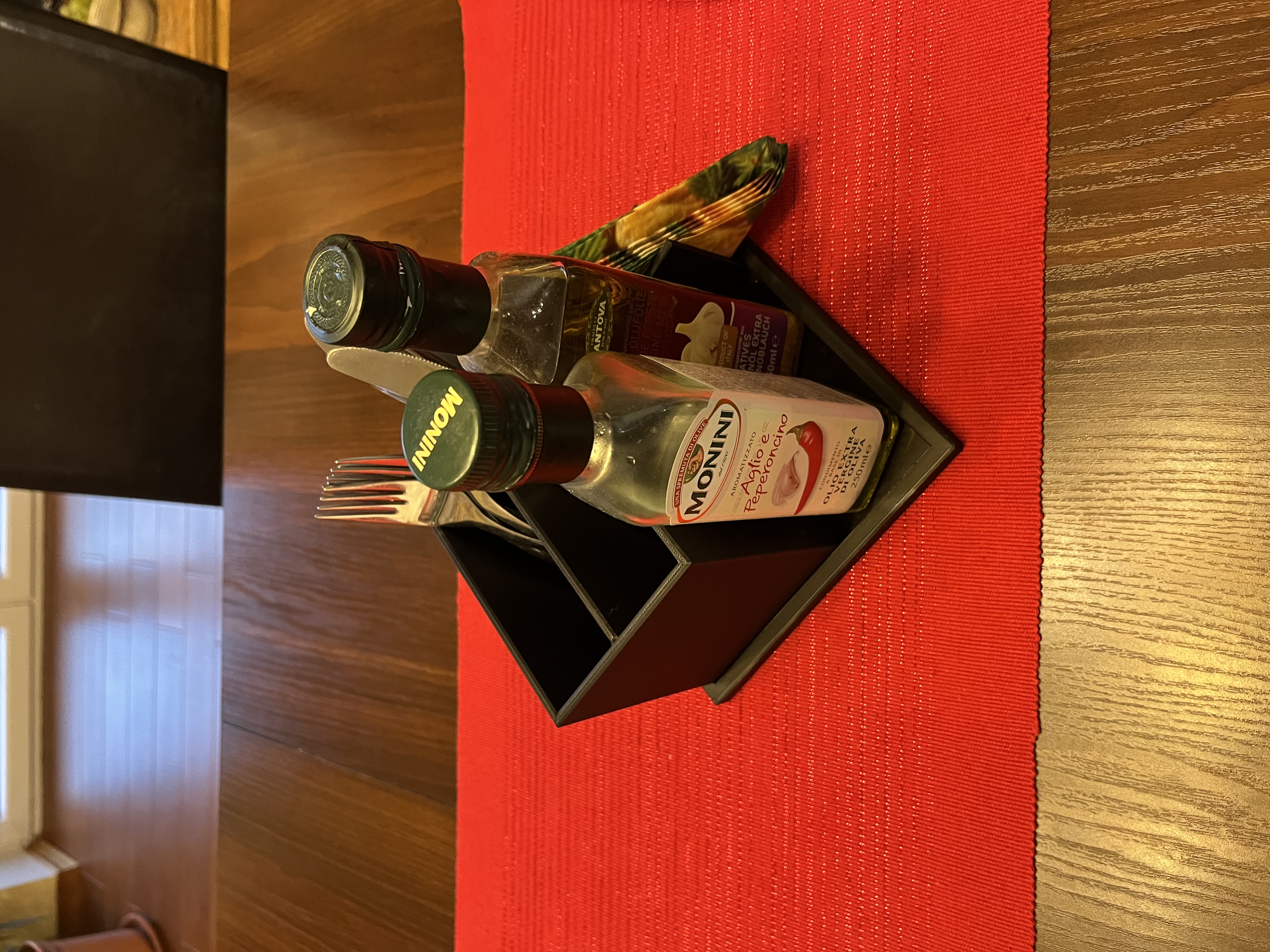 Modern cutlery holder for dining