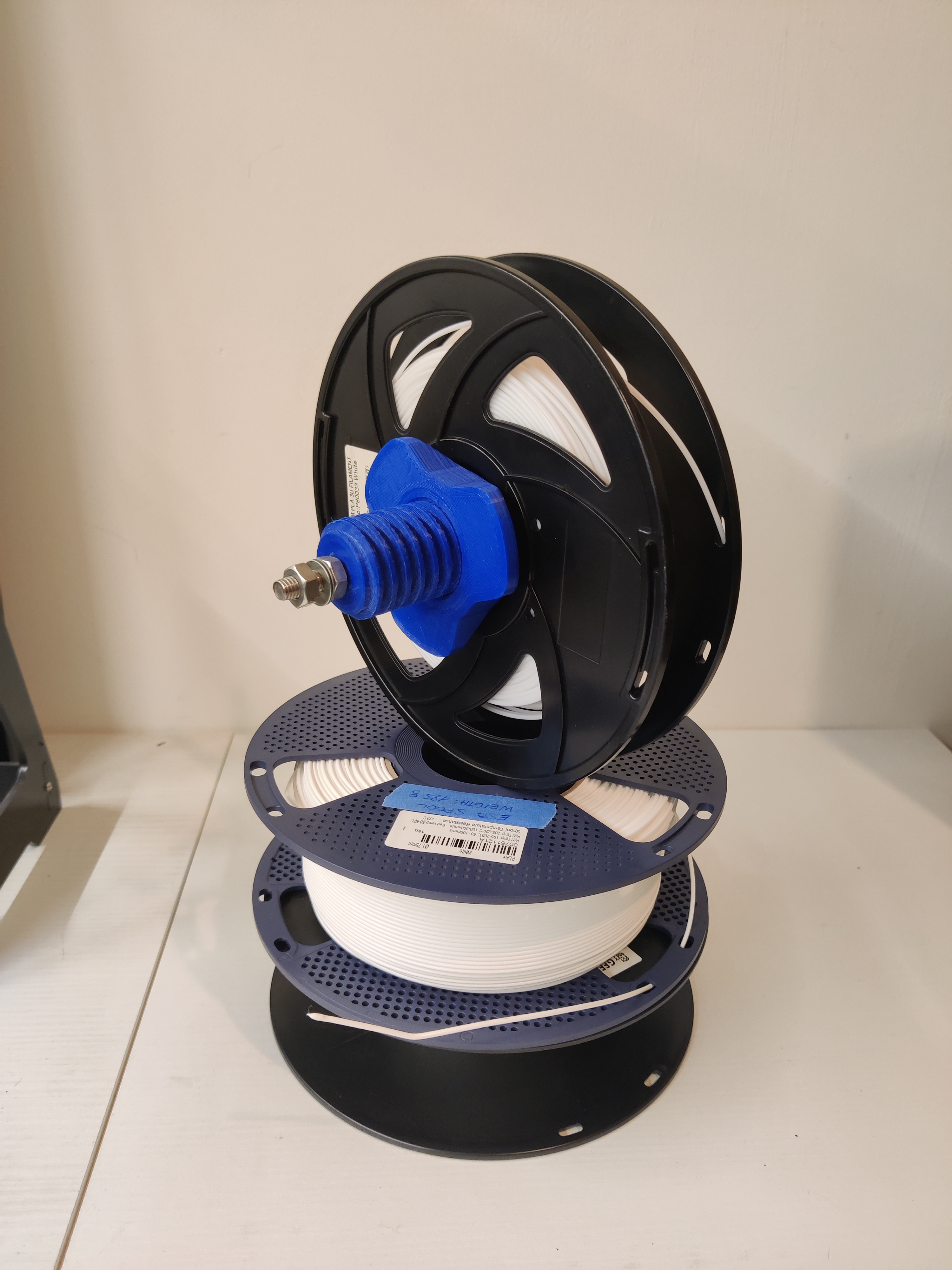 Universal spool holder with locking thread — thumbnail 5