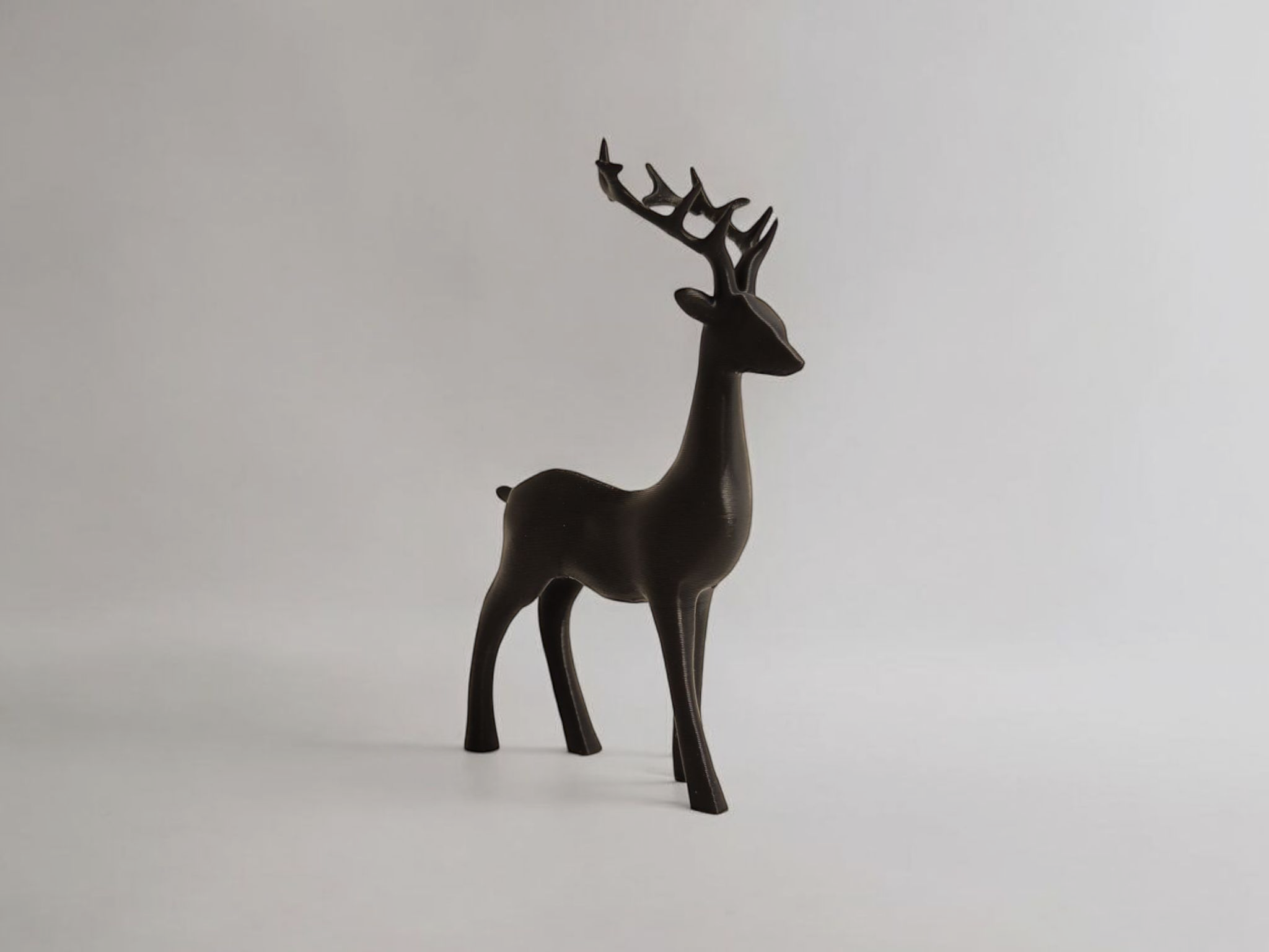 Elegant Deer Figurine – Minimalist Decorative Model