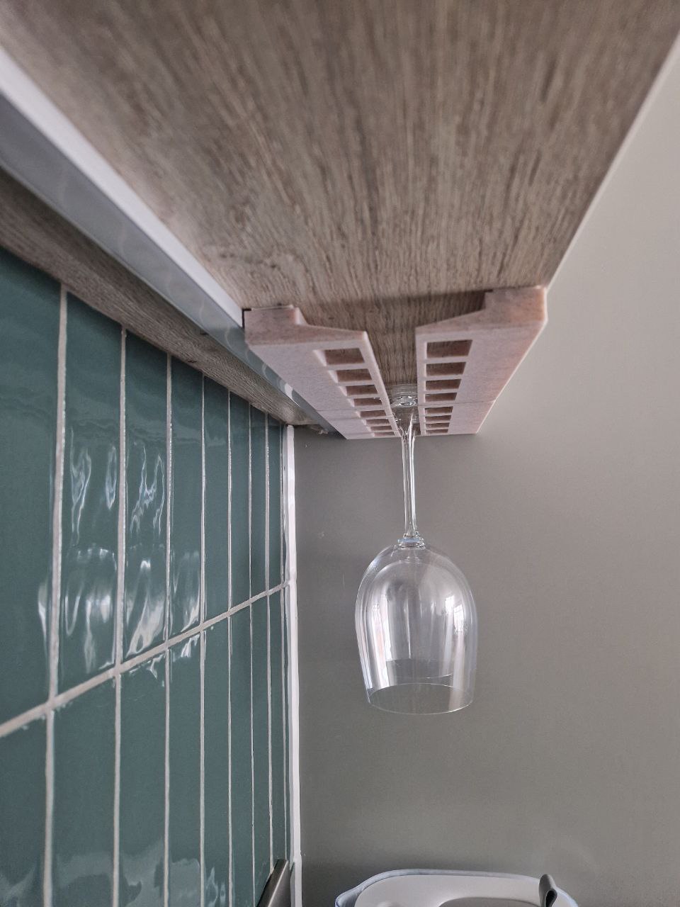 Screwless suspended undershelf wine glasses hook