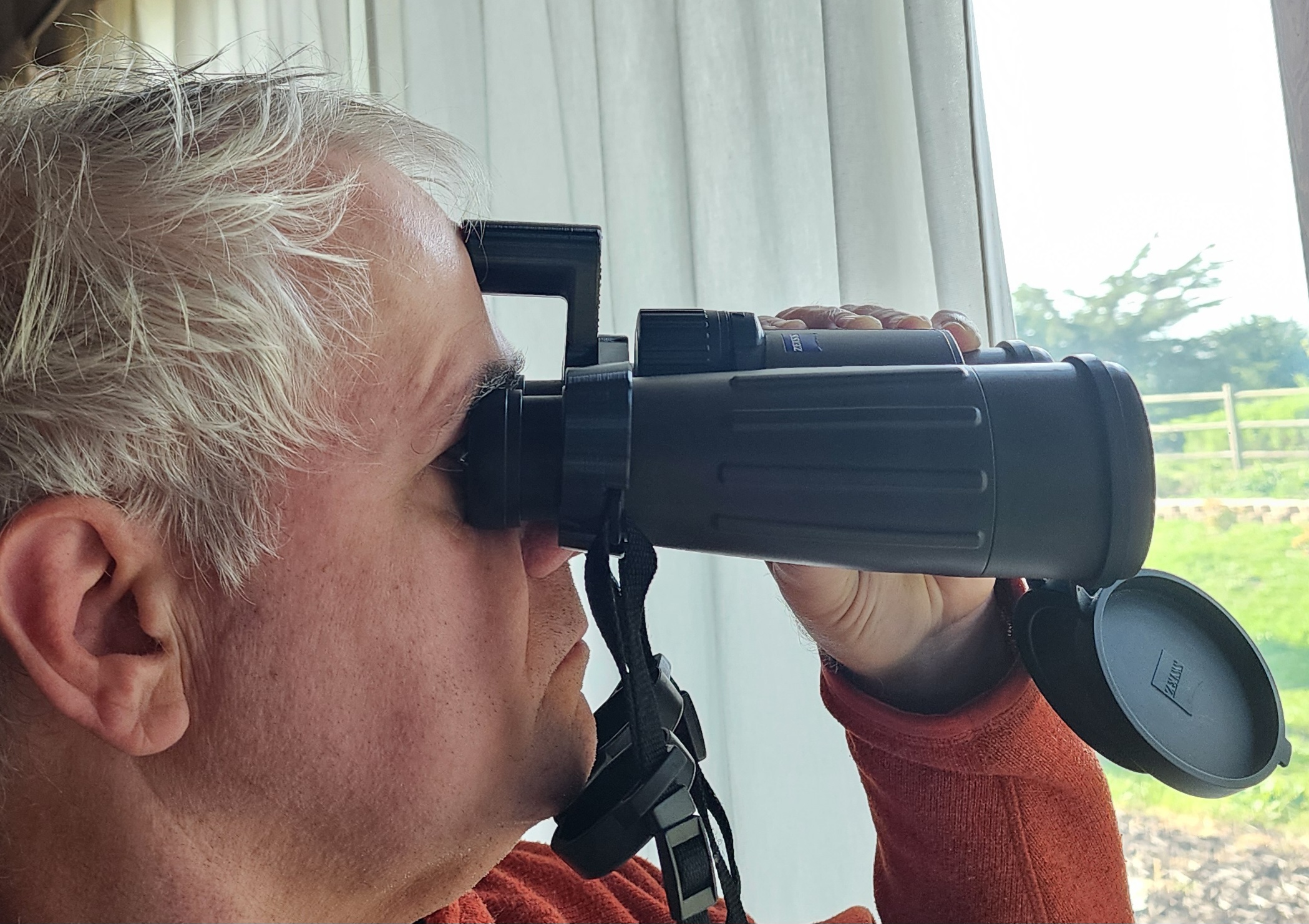 Binocular forehead rest