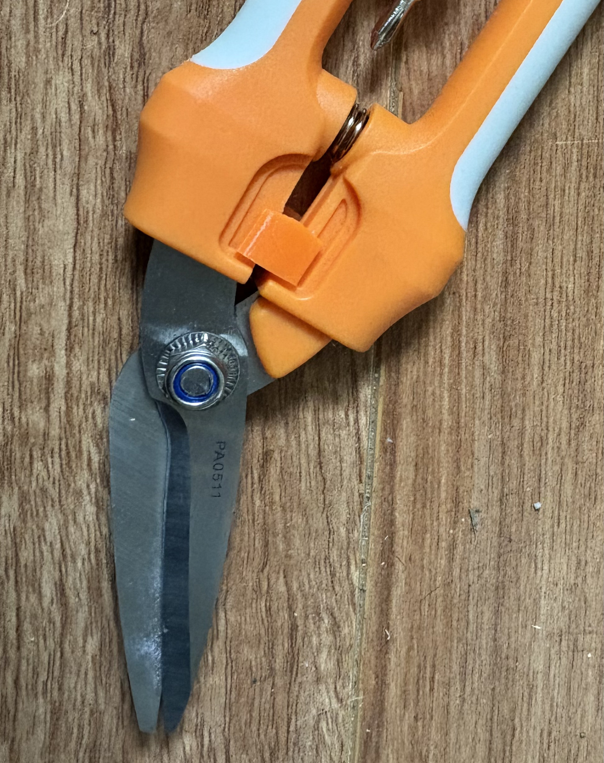 Fiskars Bent Scissors (PA0511) Locking Slide Clip