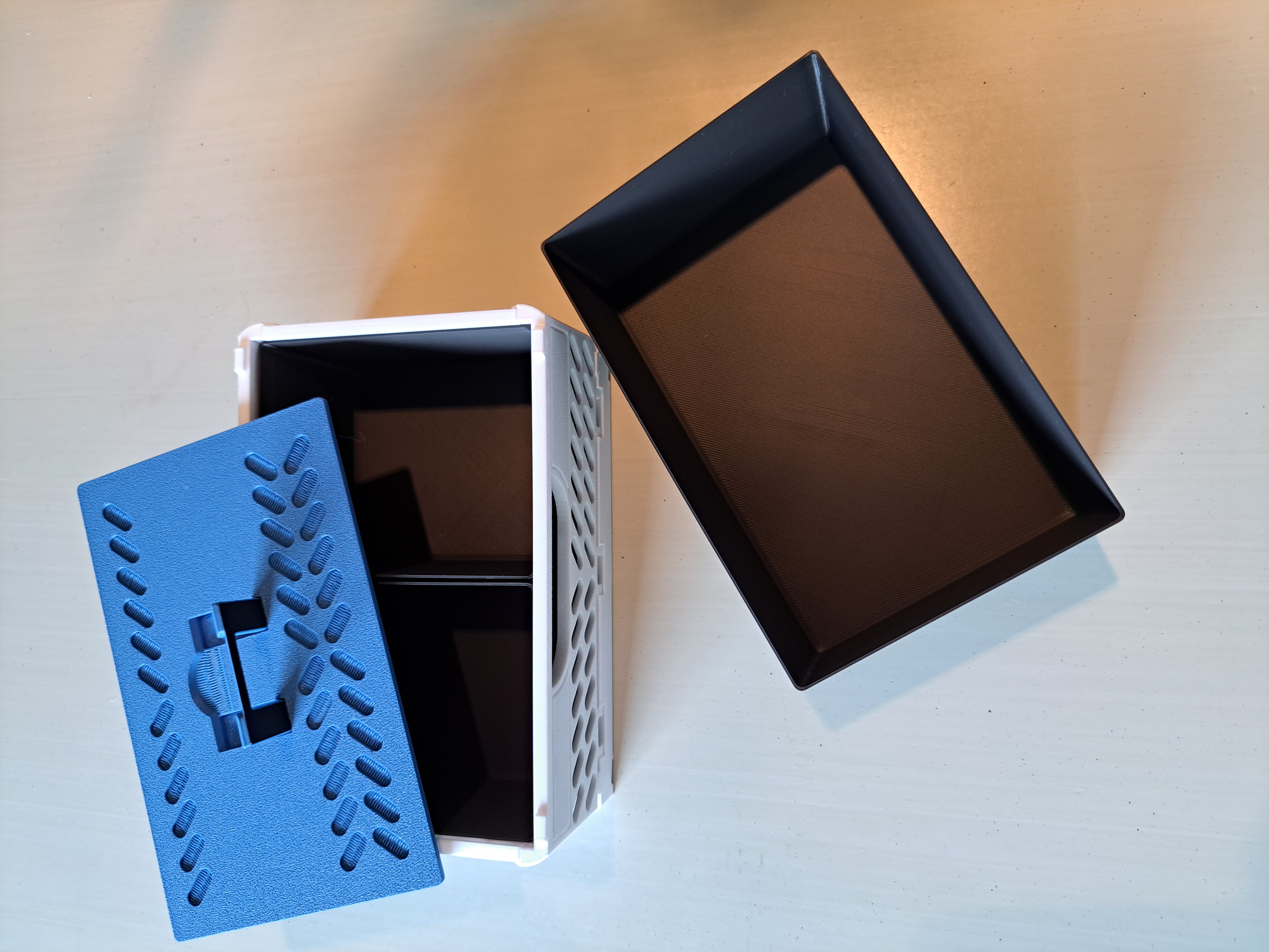 Lid with Inserts for Foldable and stackable Crate, by Hugo