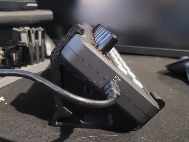 BEHRINGER Xtouch Mini Elevated Stand