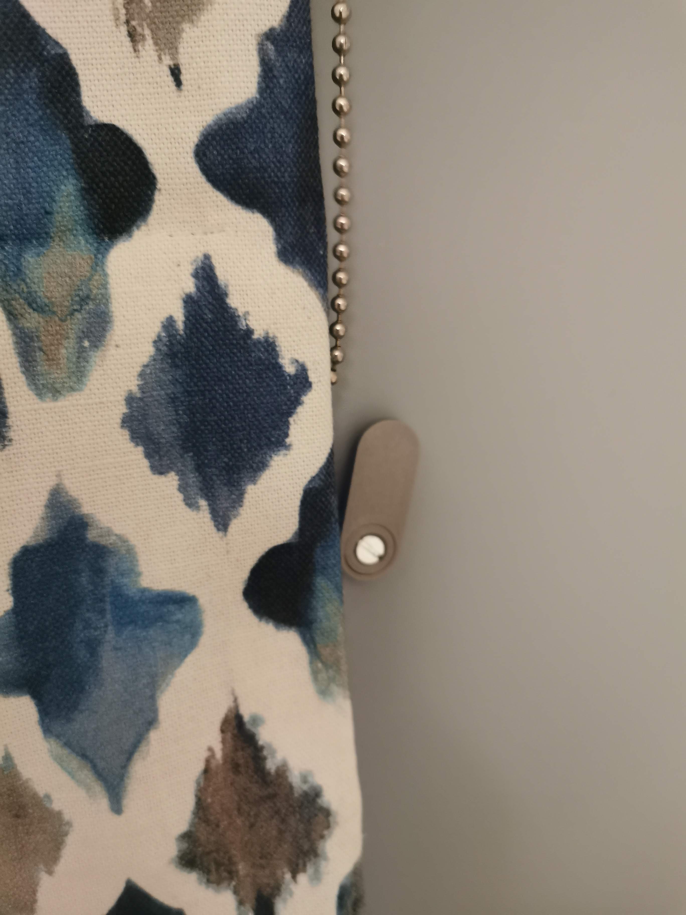 Curtain wall latch for blinds